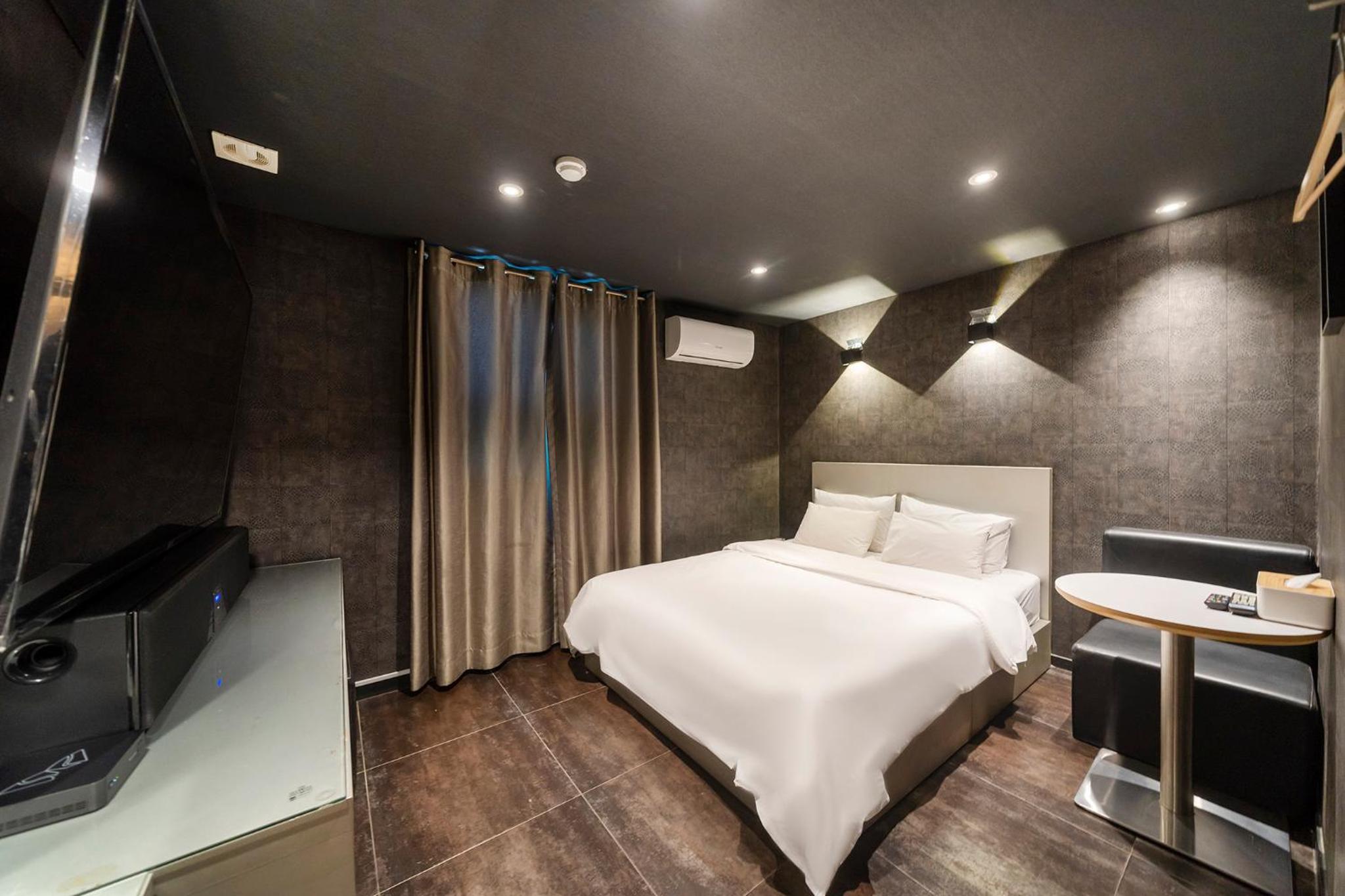 Deluxe Double Room with OTT Service - Photo 3