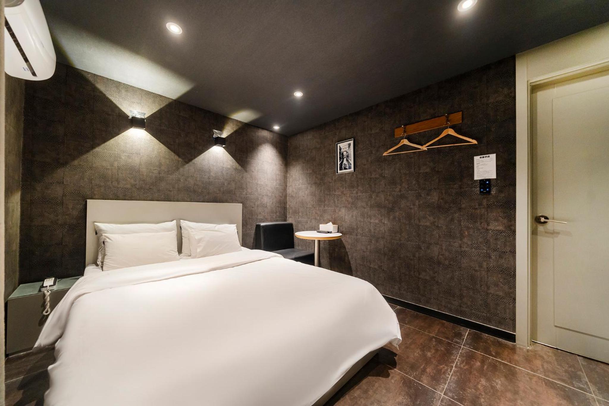 Deluxe Double Room with OTT Service - Photo 4