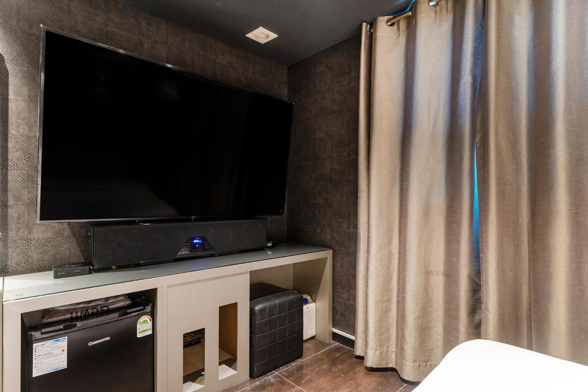 Deluxe Double Room with OTT Service - Photo 2