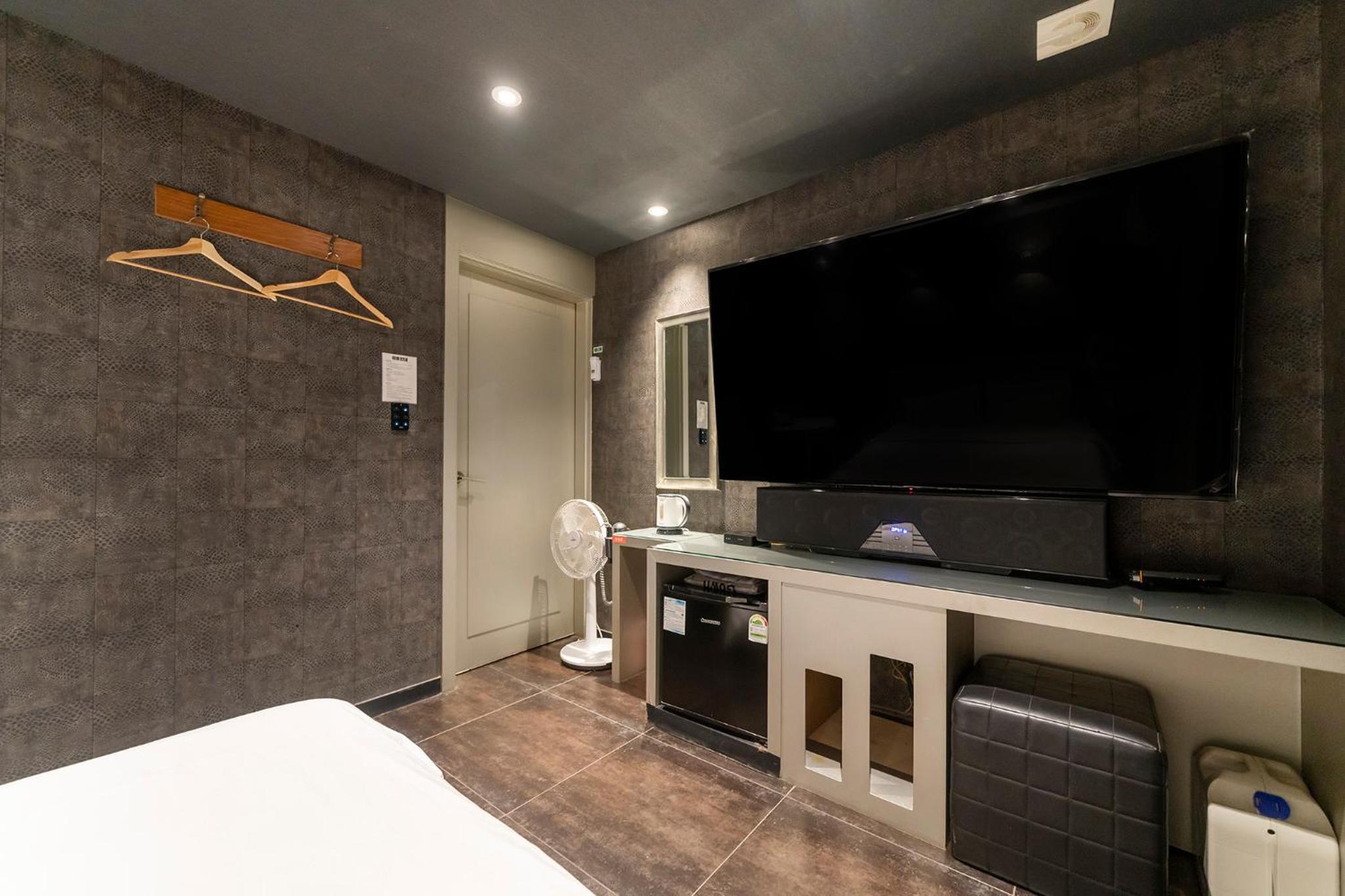 Deluxe Double Room with OTT Service - Photo 9
