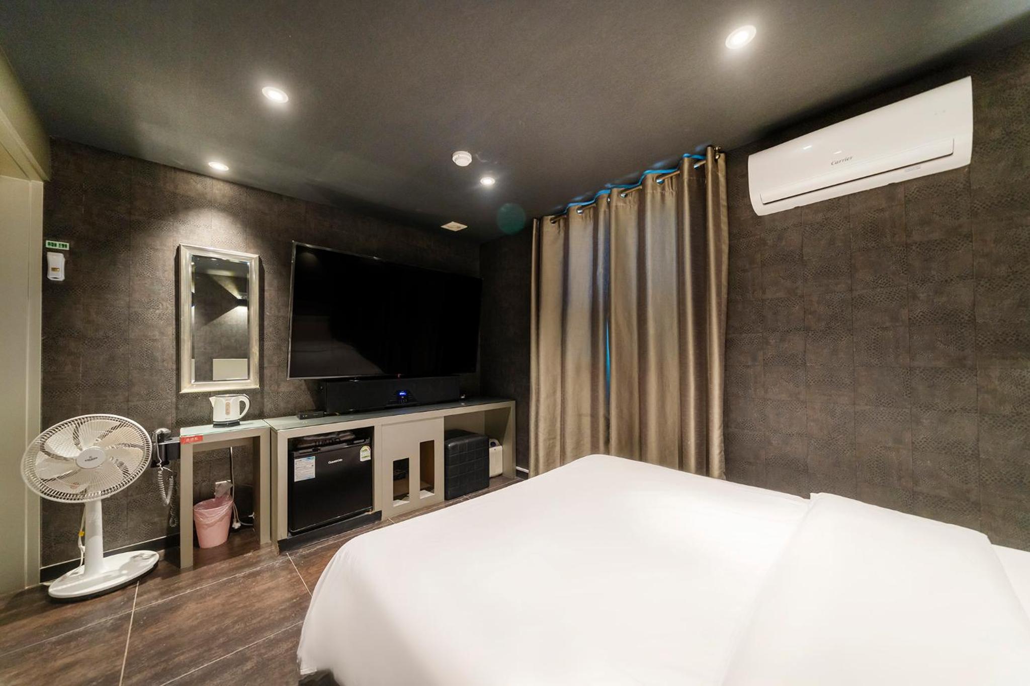 Deluxe Double Room with OTT Service - Photo 5