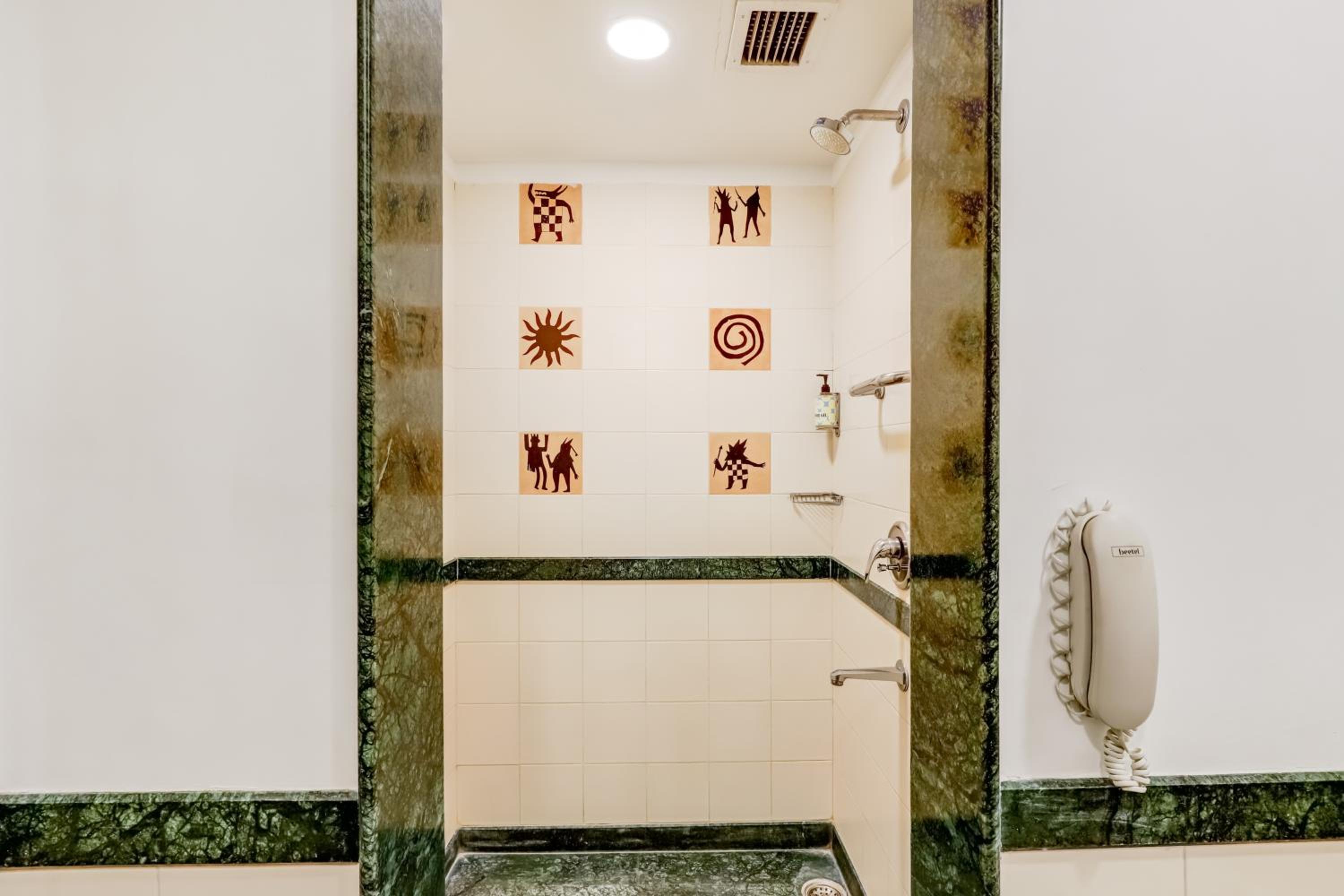 Deluxe King Room - Photo 2