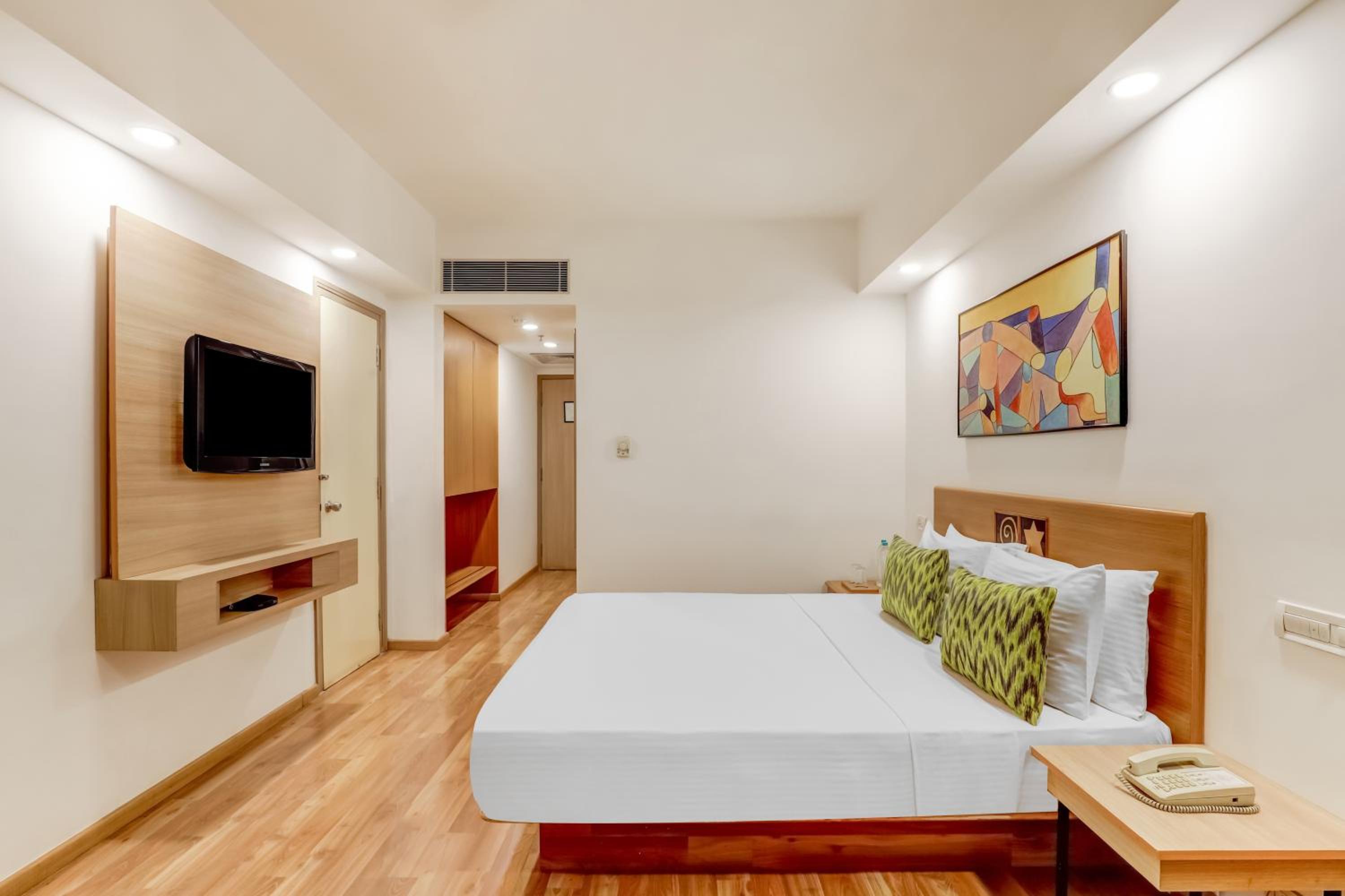 Deluxe King Room - Photo 3