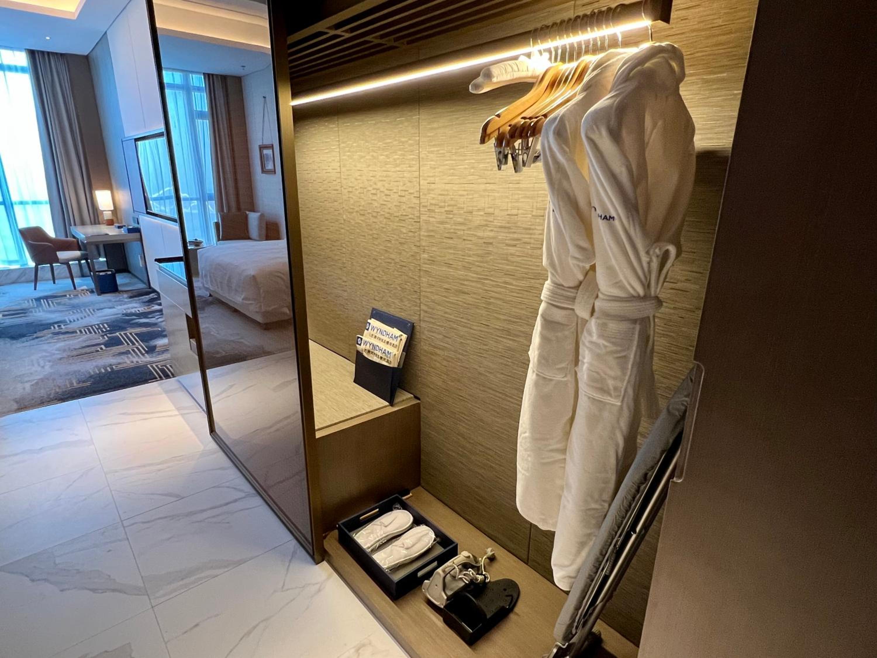 Deluxe King Room - Non-Smoking photo 3