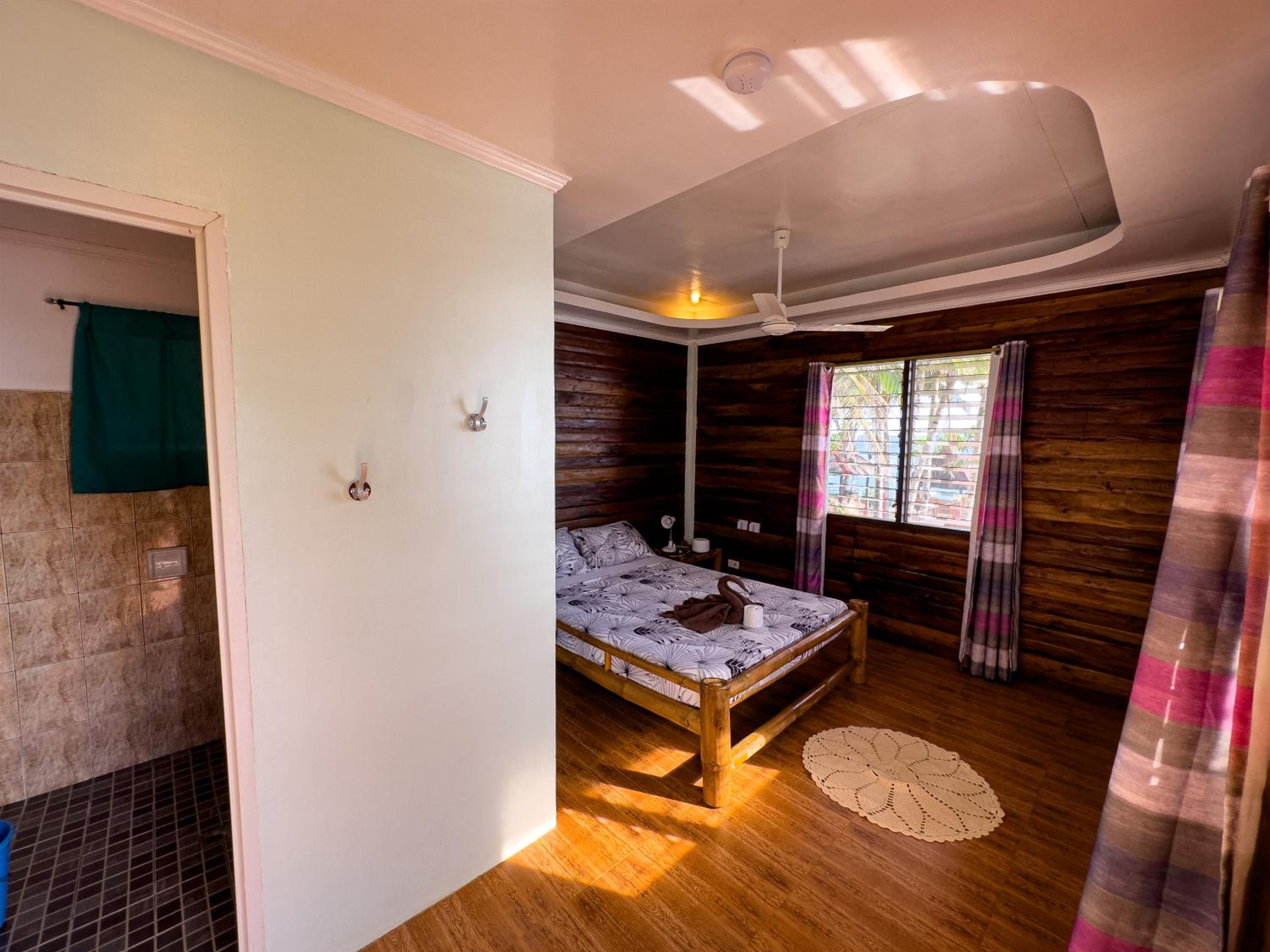 Queen Room with Sea View - Photo 10