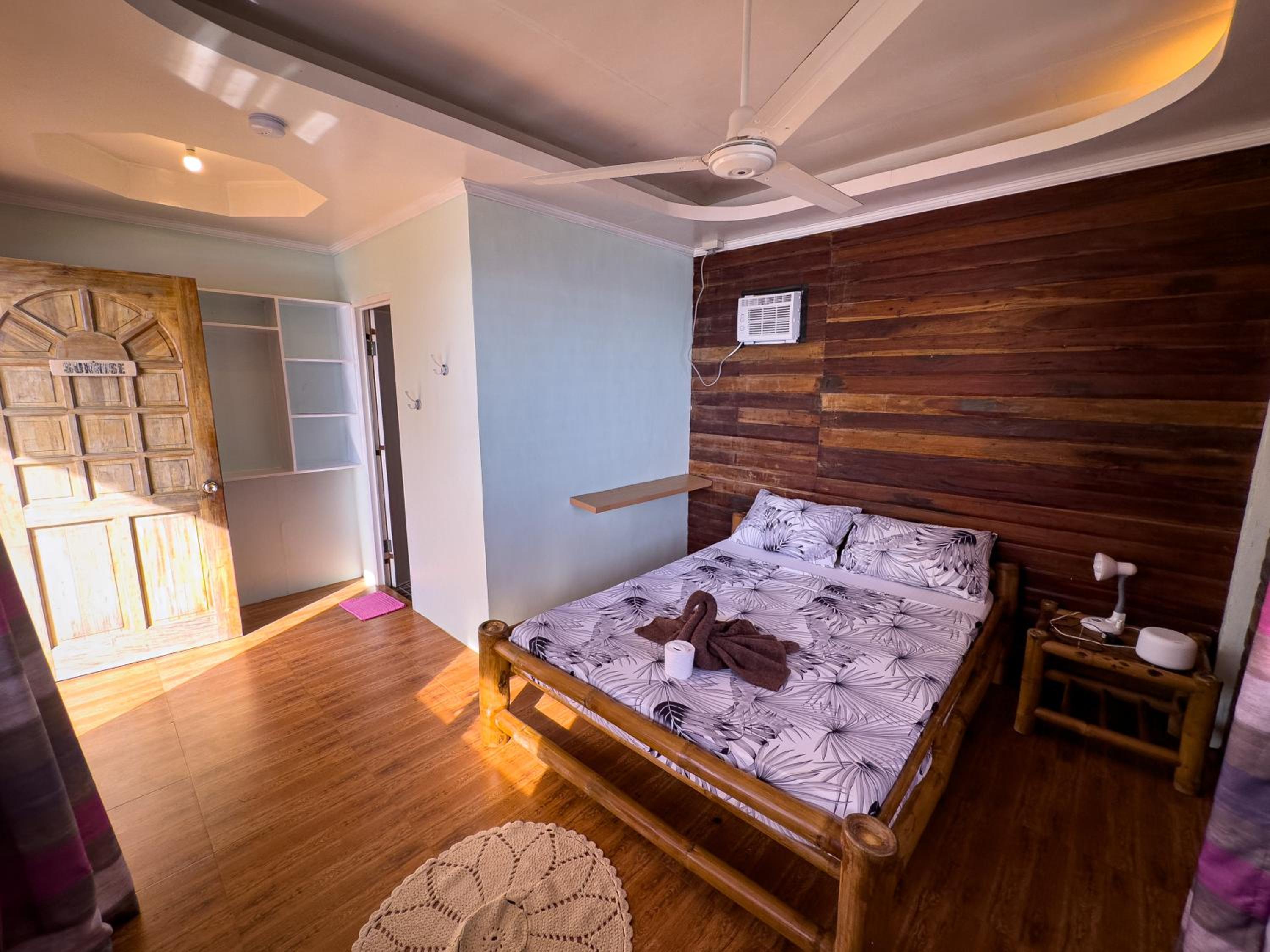 Queen Room with Sea View - Photo 3