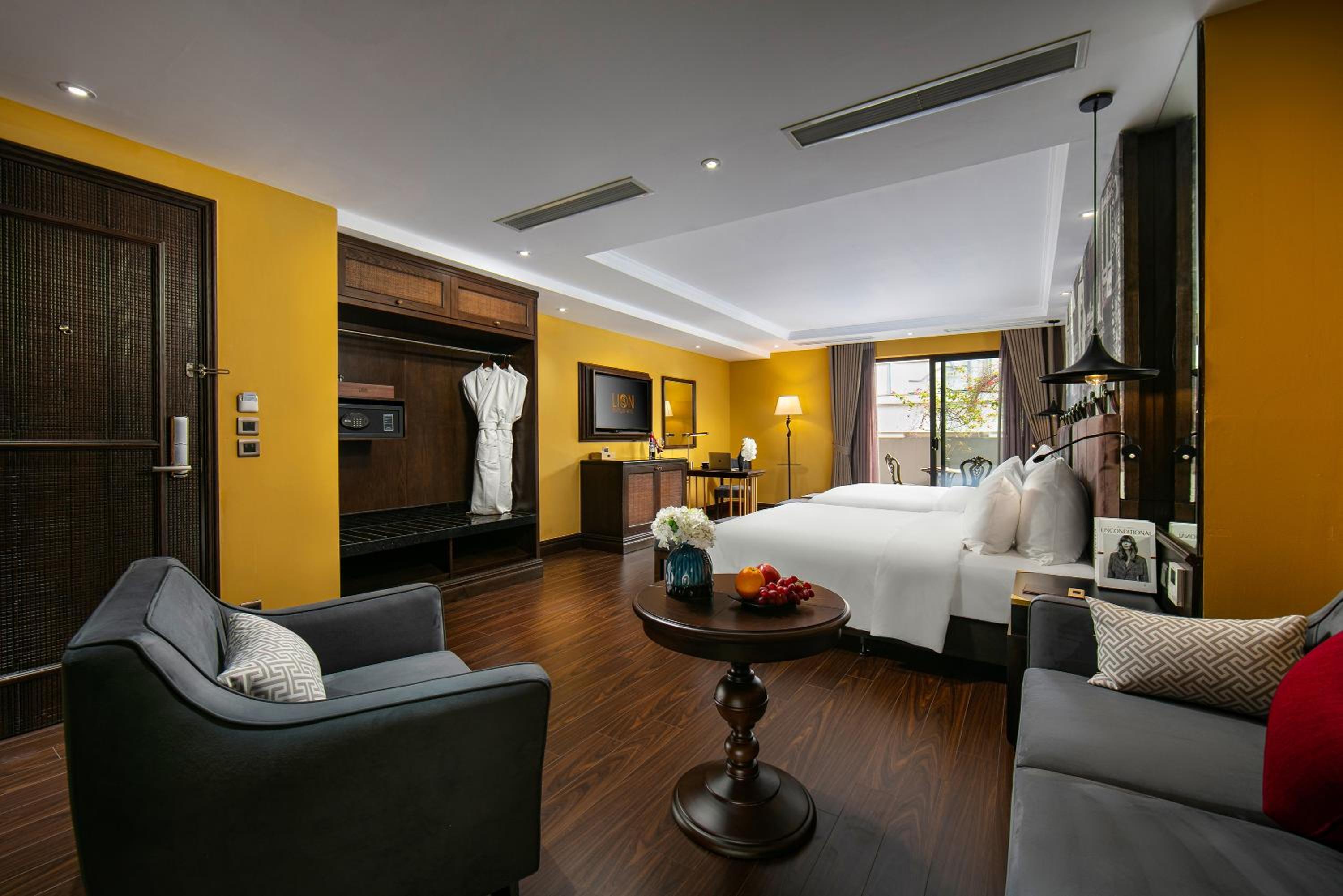 Family Suite with Balcony photo 2