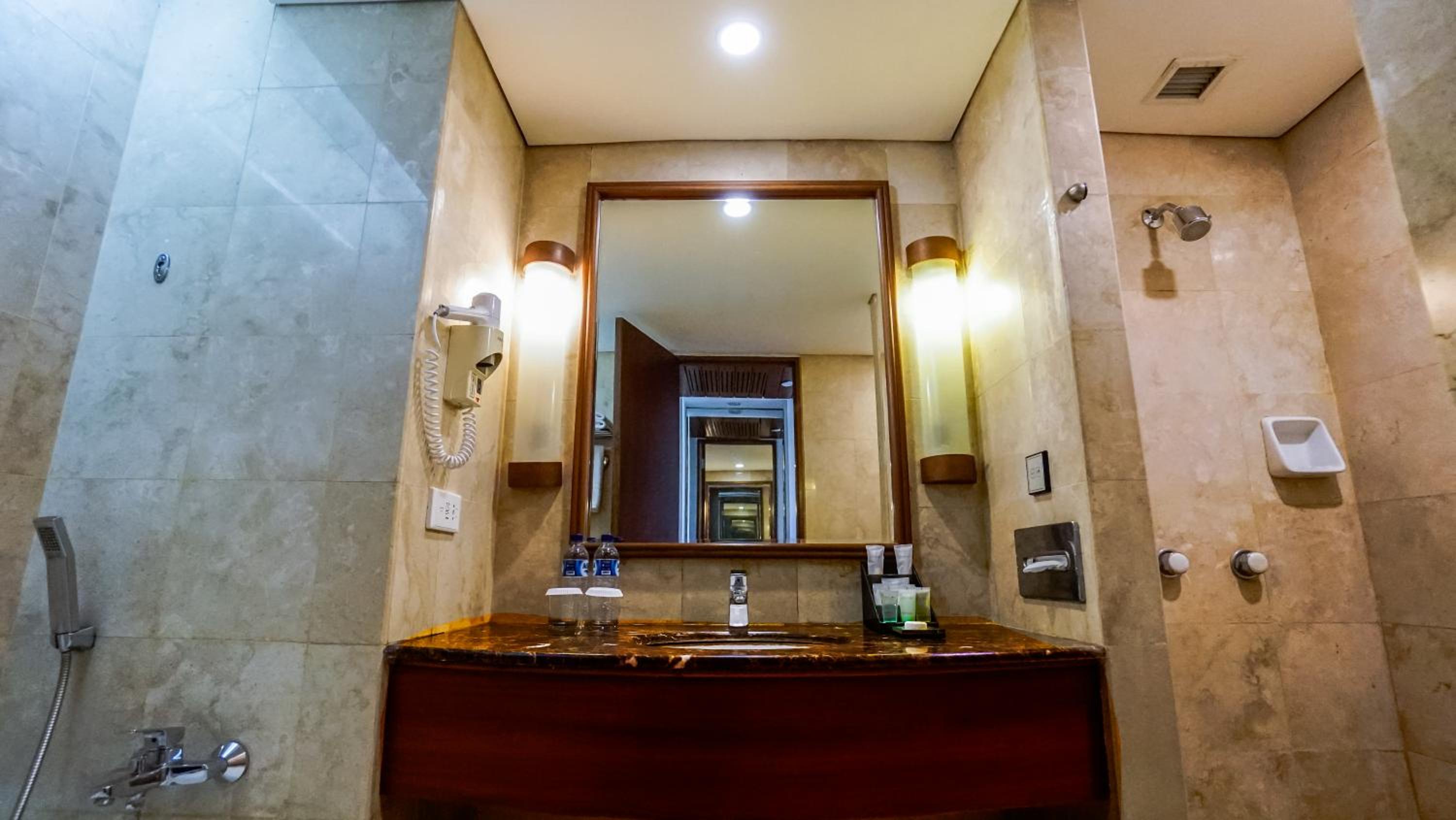 Super Deluxe Room with Free Airport Transfer — the supplier's photographs — photo 4