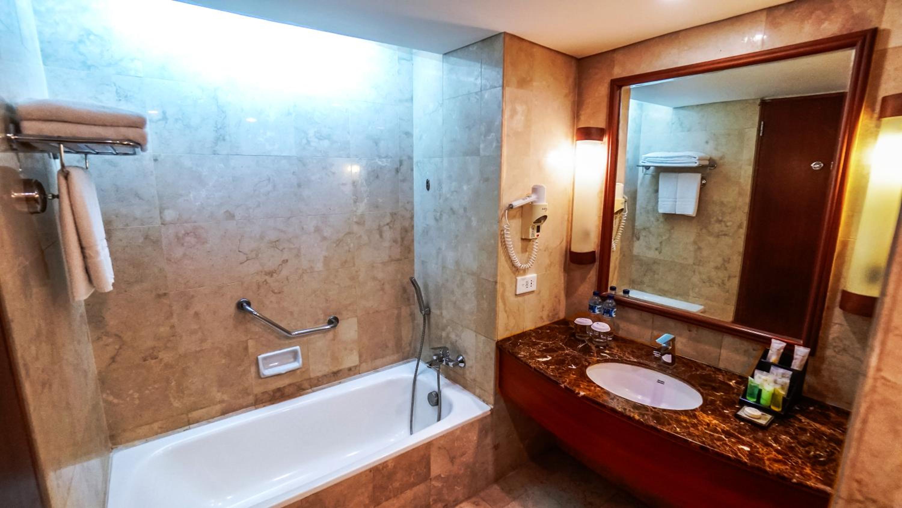 Super Deluxe Room with Free Airport Transfer — the supplier's photographs — photo 6