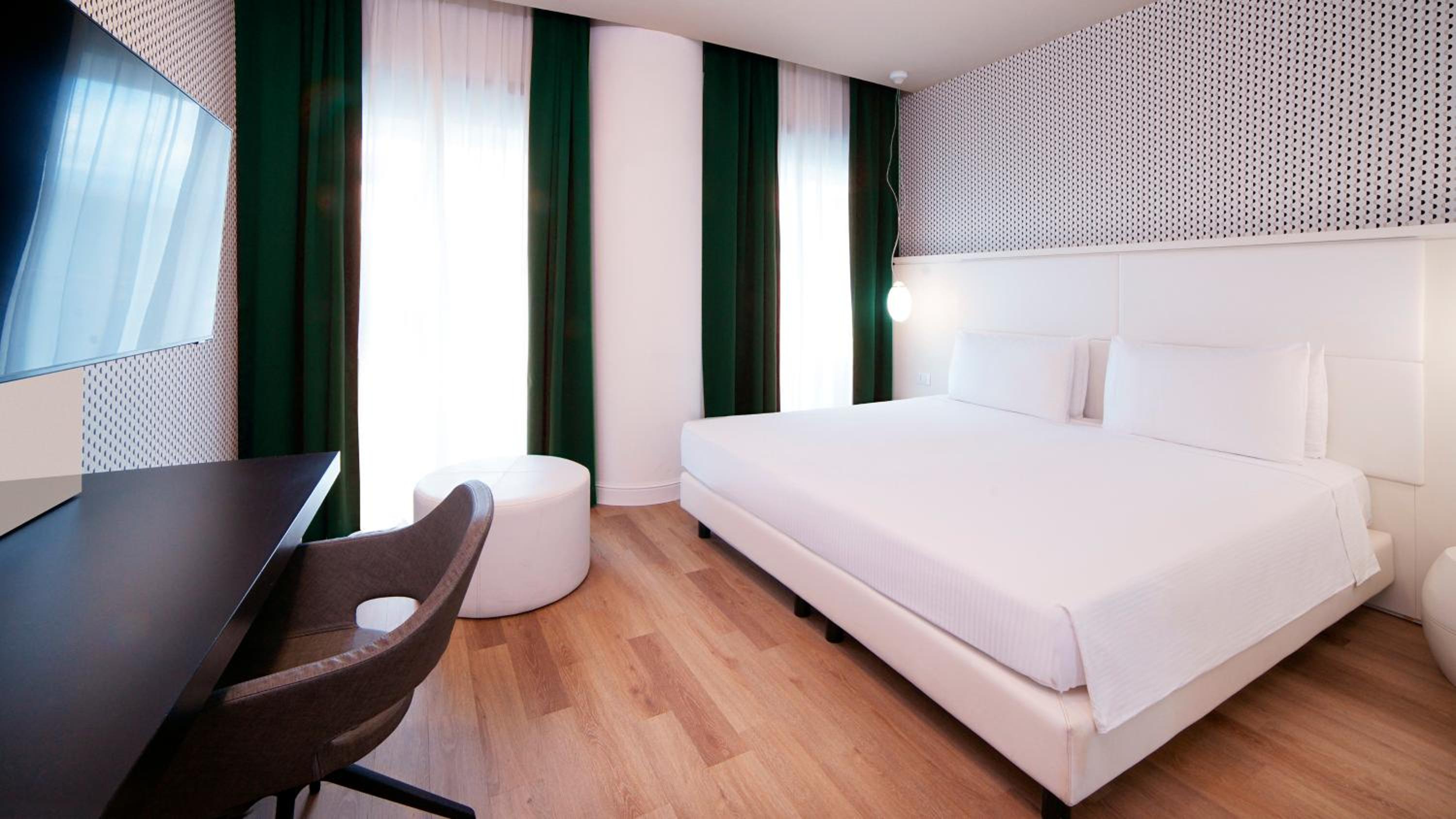 Junior King Suite with Square View - Photo 3