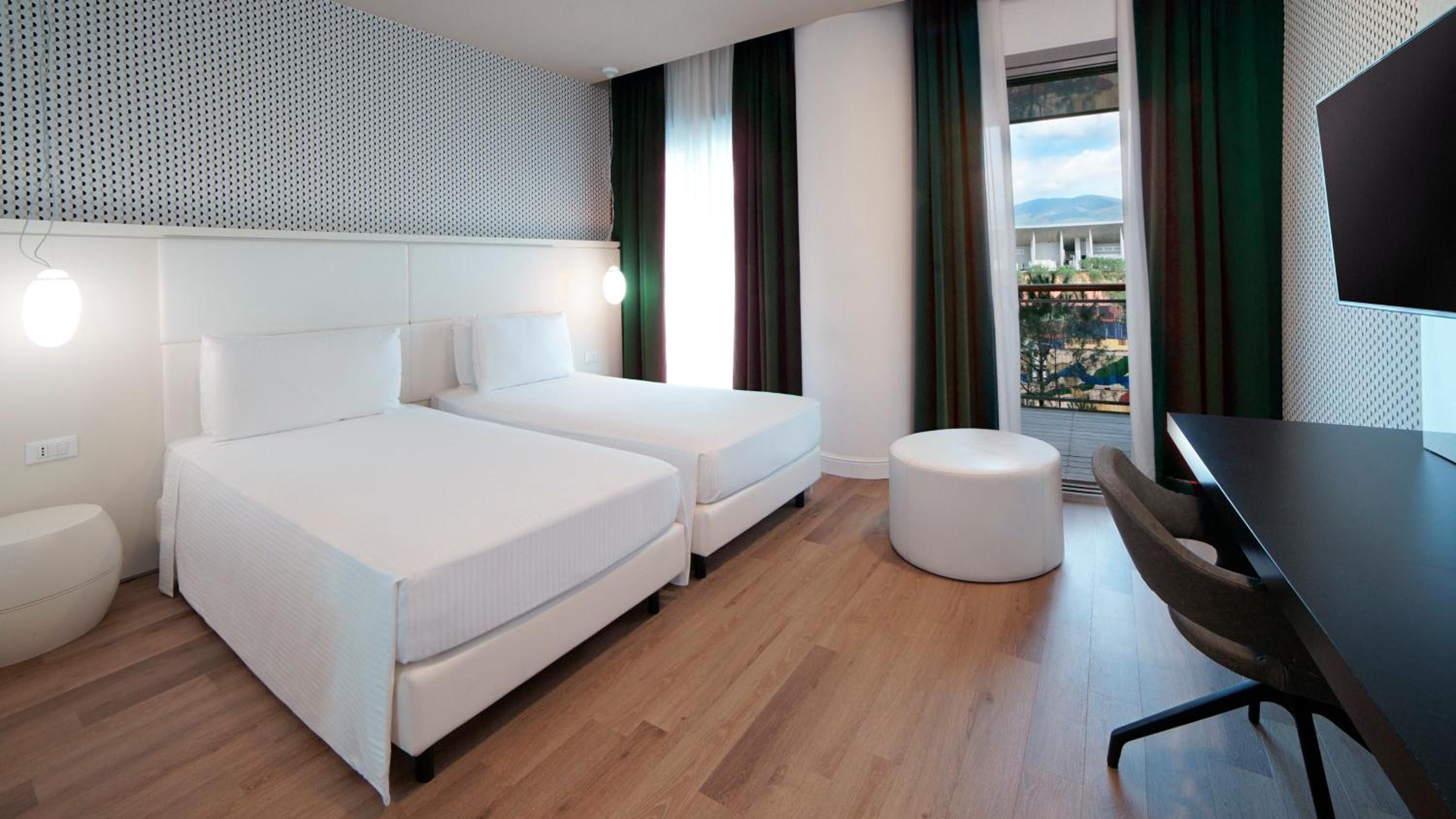 Standard Twin Room with Square View - Photo 1