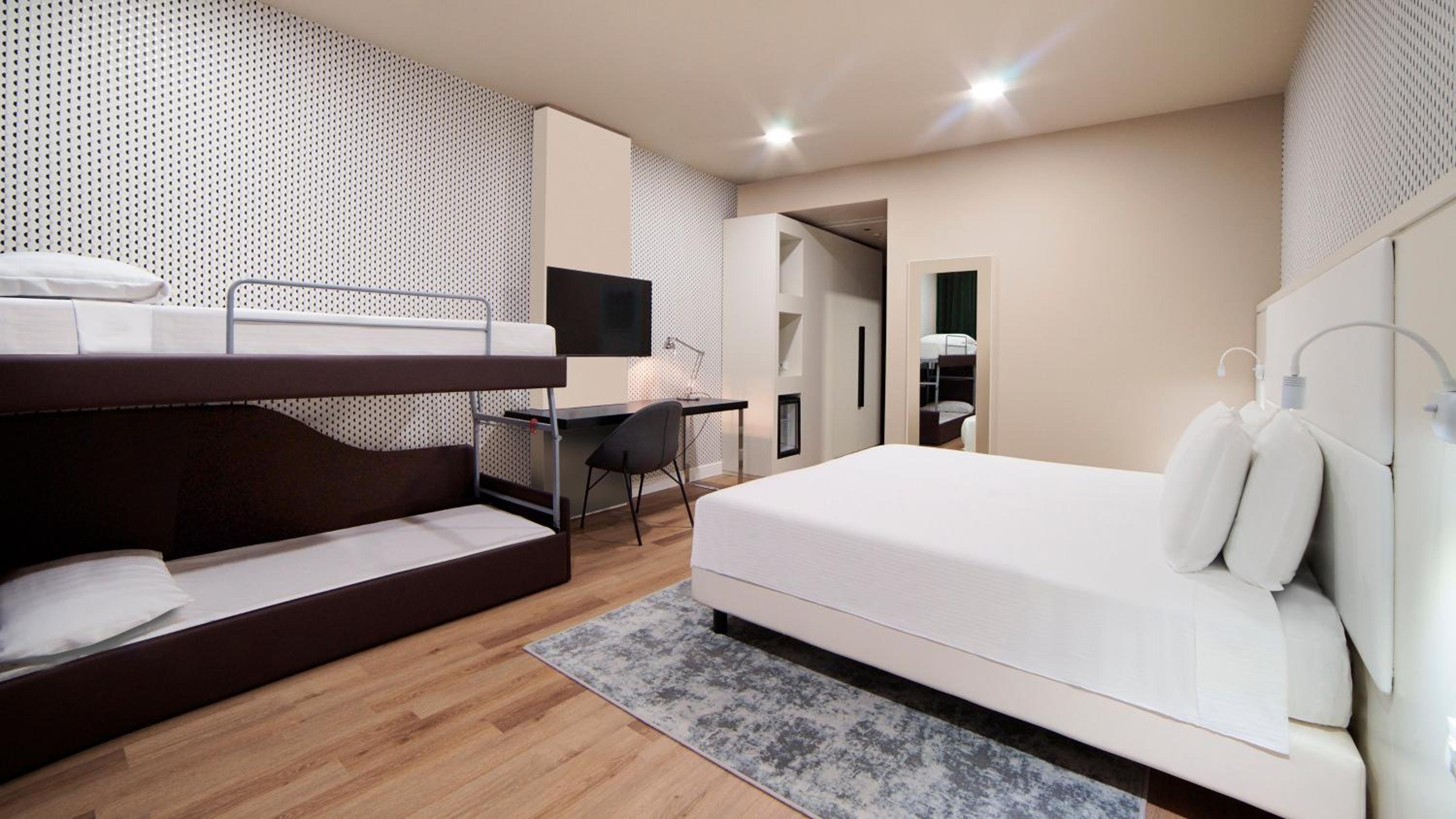 Premium King Room with Sofa Bed and Square View - Photo 4