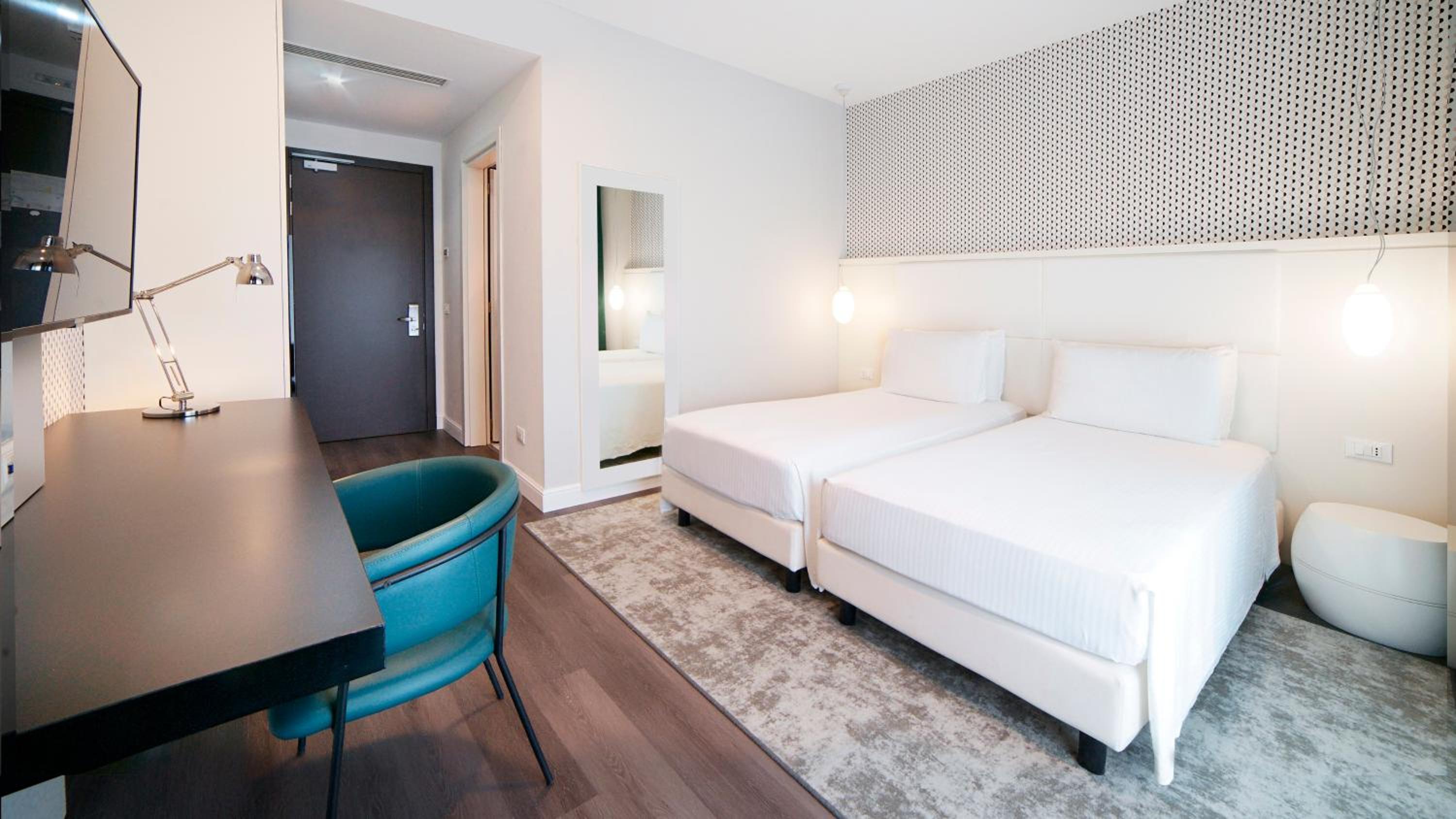 Standard Twin Room with Square View - Photo 2
