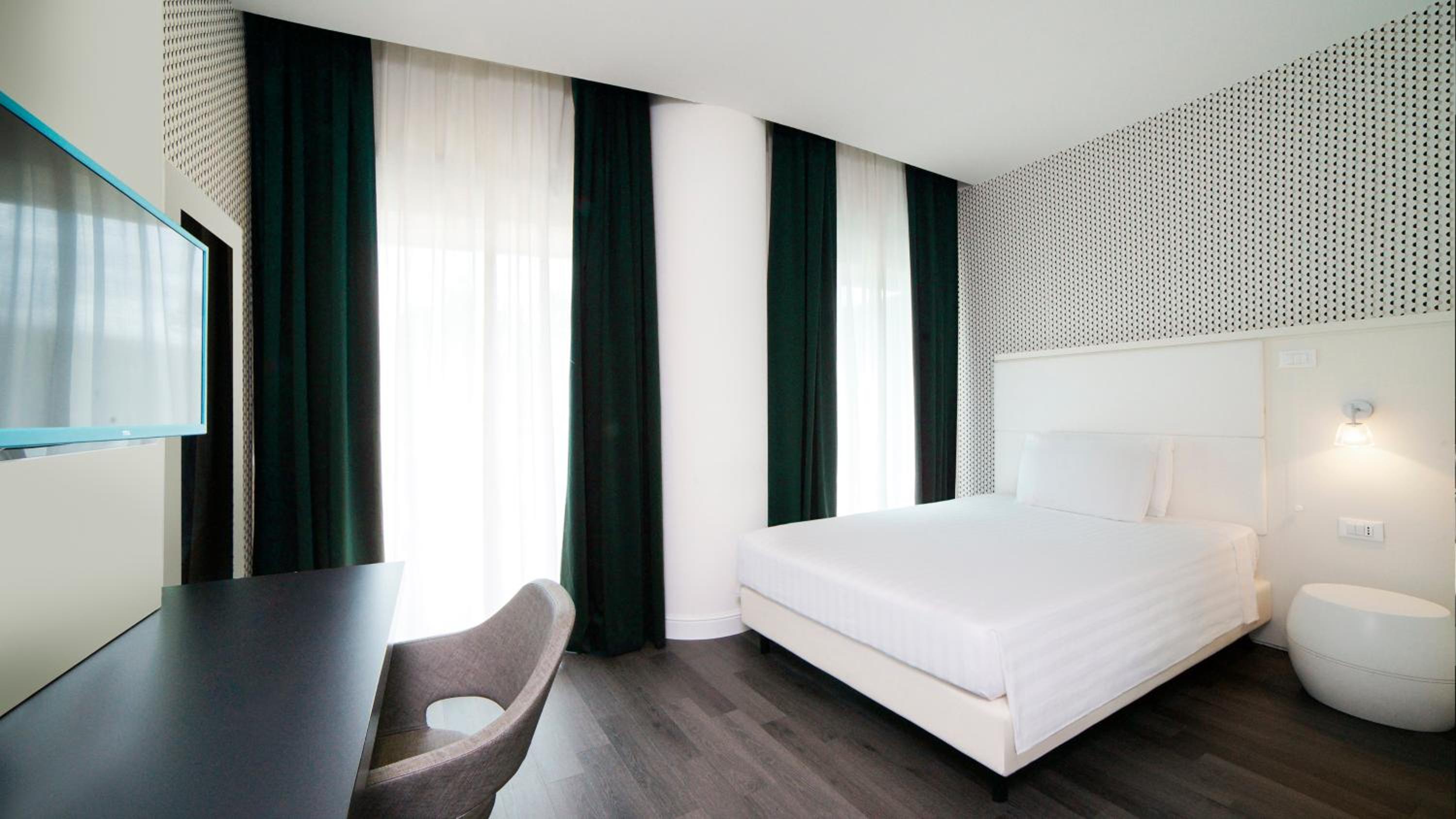 Standard Double Room with Balcony - Disability Access/Non-Smoking - Photo 1