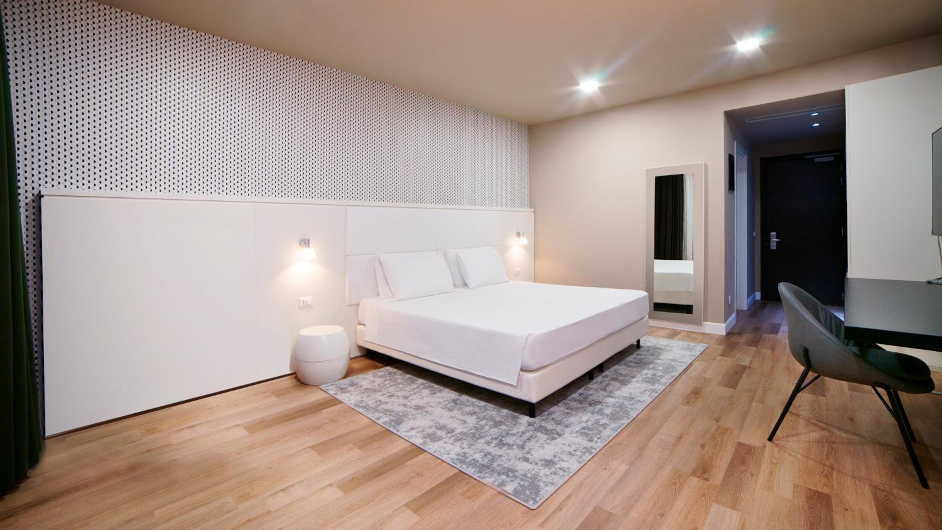Junior King Suite with Square View - Photo 2