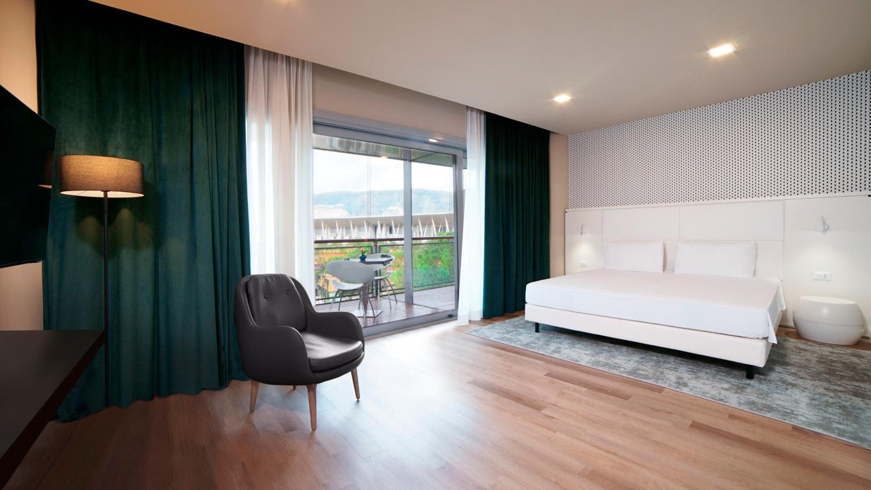 Junior King Suite with Square View - Photo 1
