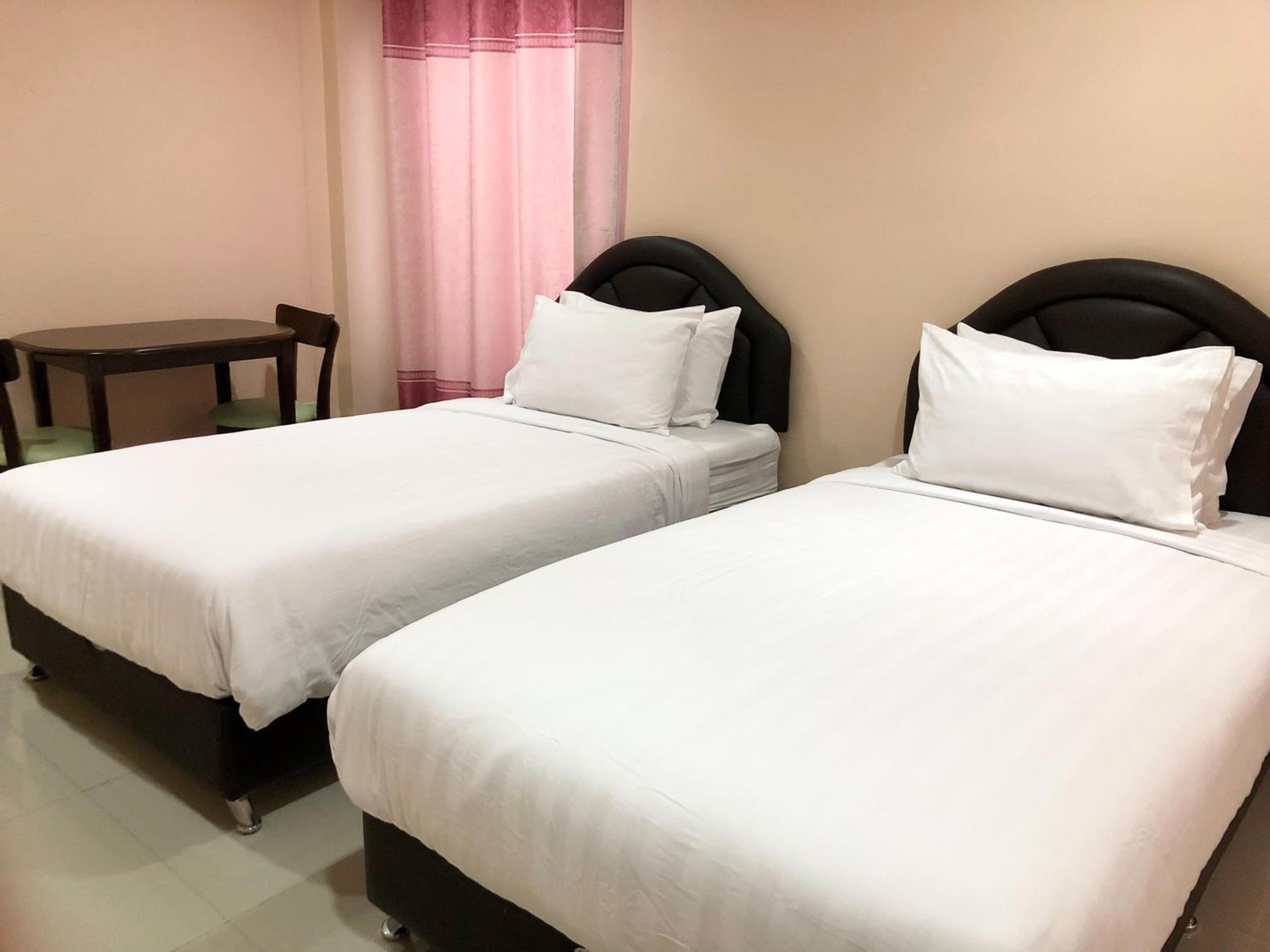 Standard Twin Room - Photo 3