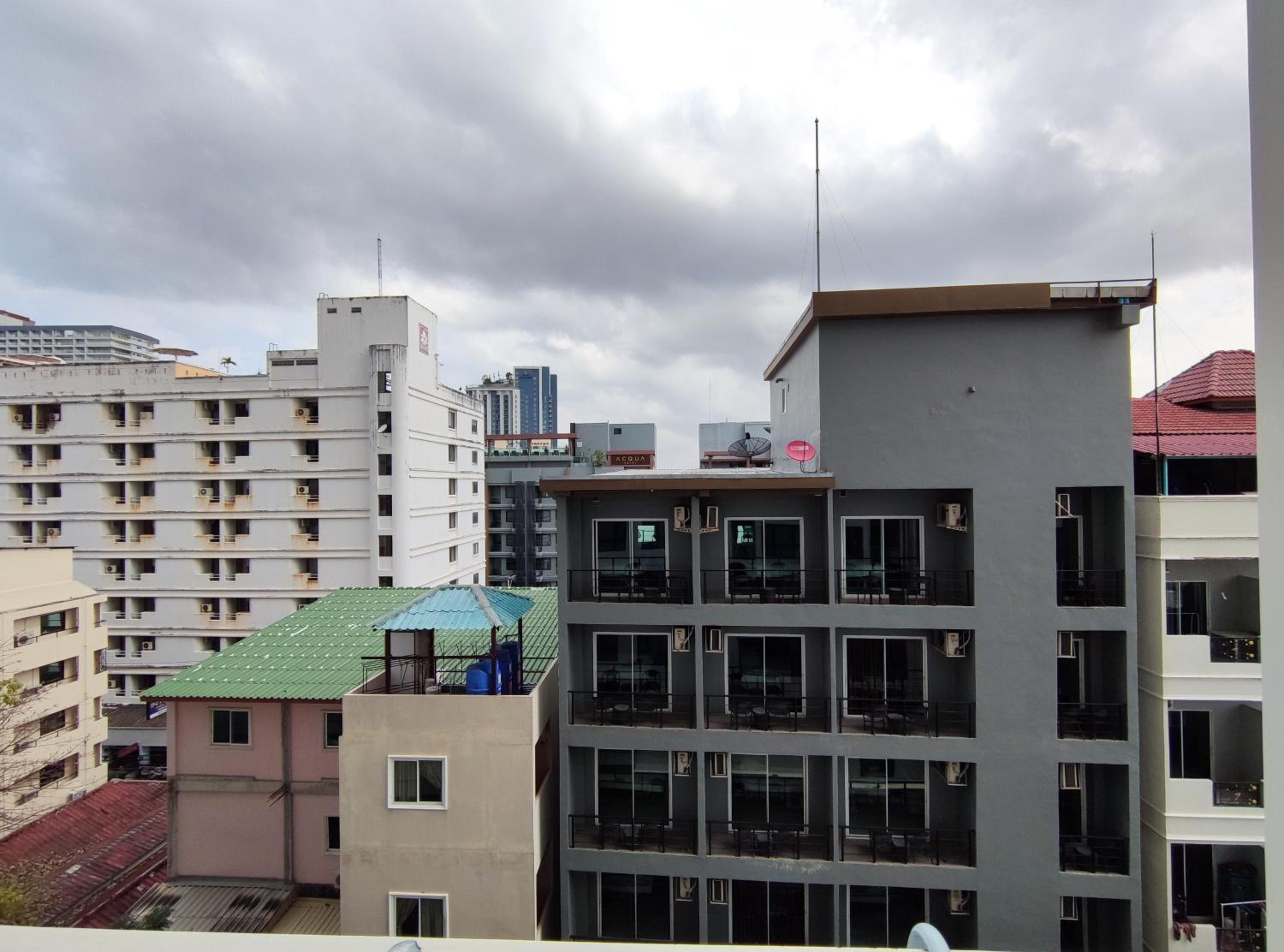 One-Bedroom Apartment with City View - Photo 11