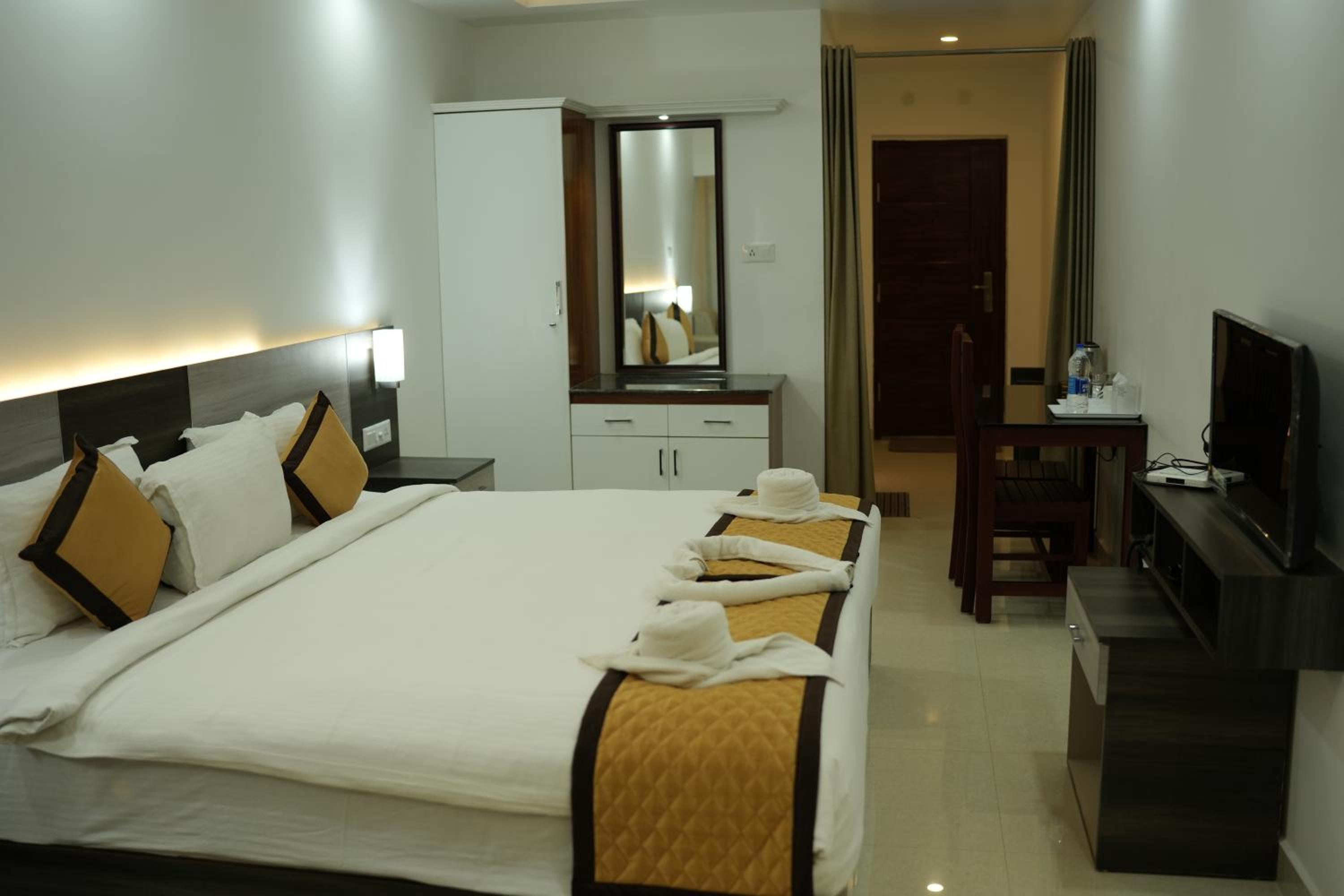 Deluxe Double Room (2 Adults + 1 Child) photo 2