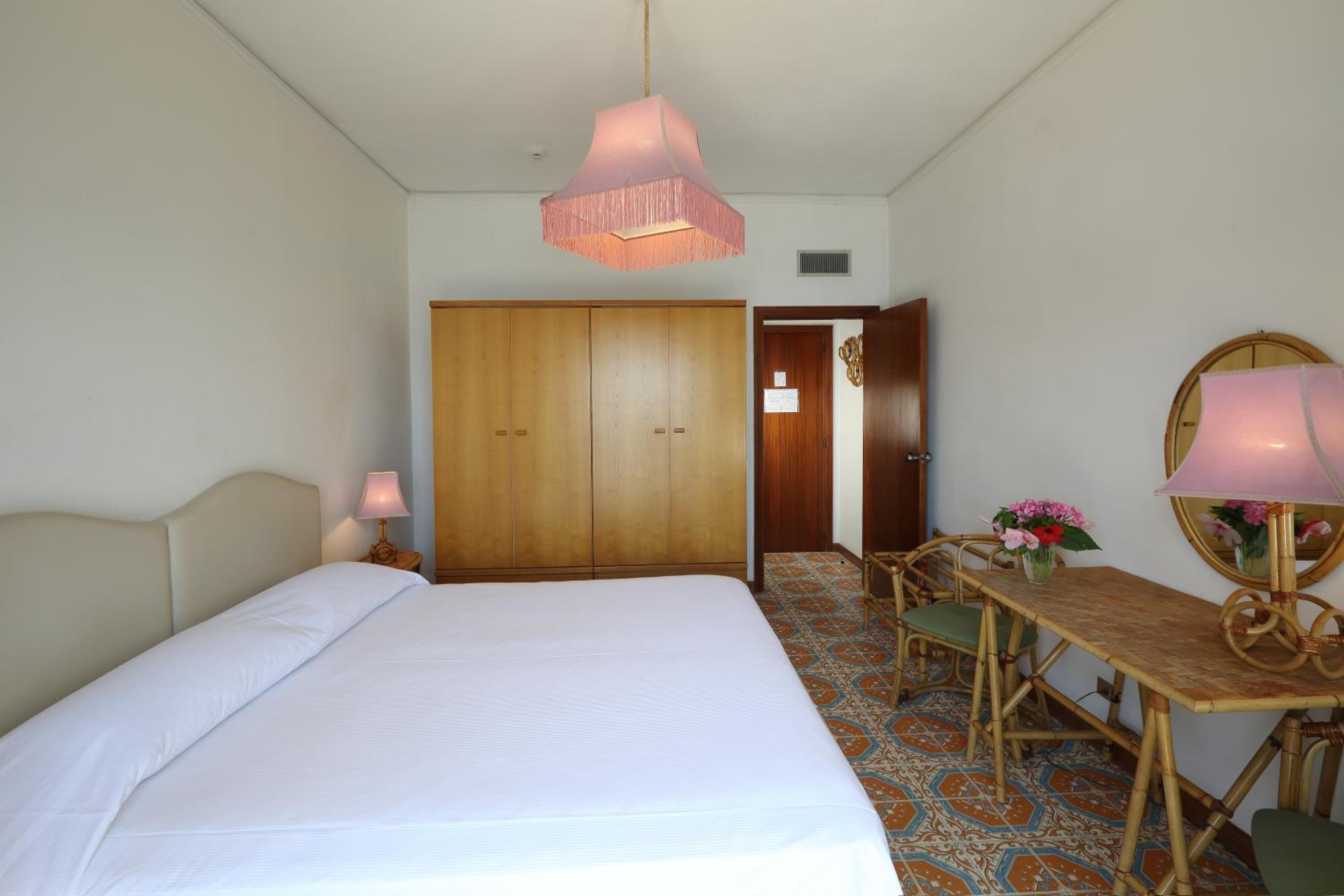 Double or Twin Room with Sea View - Photo 14
