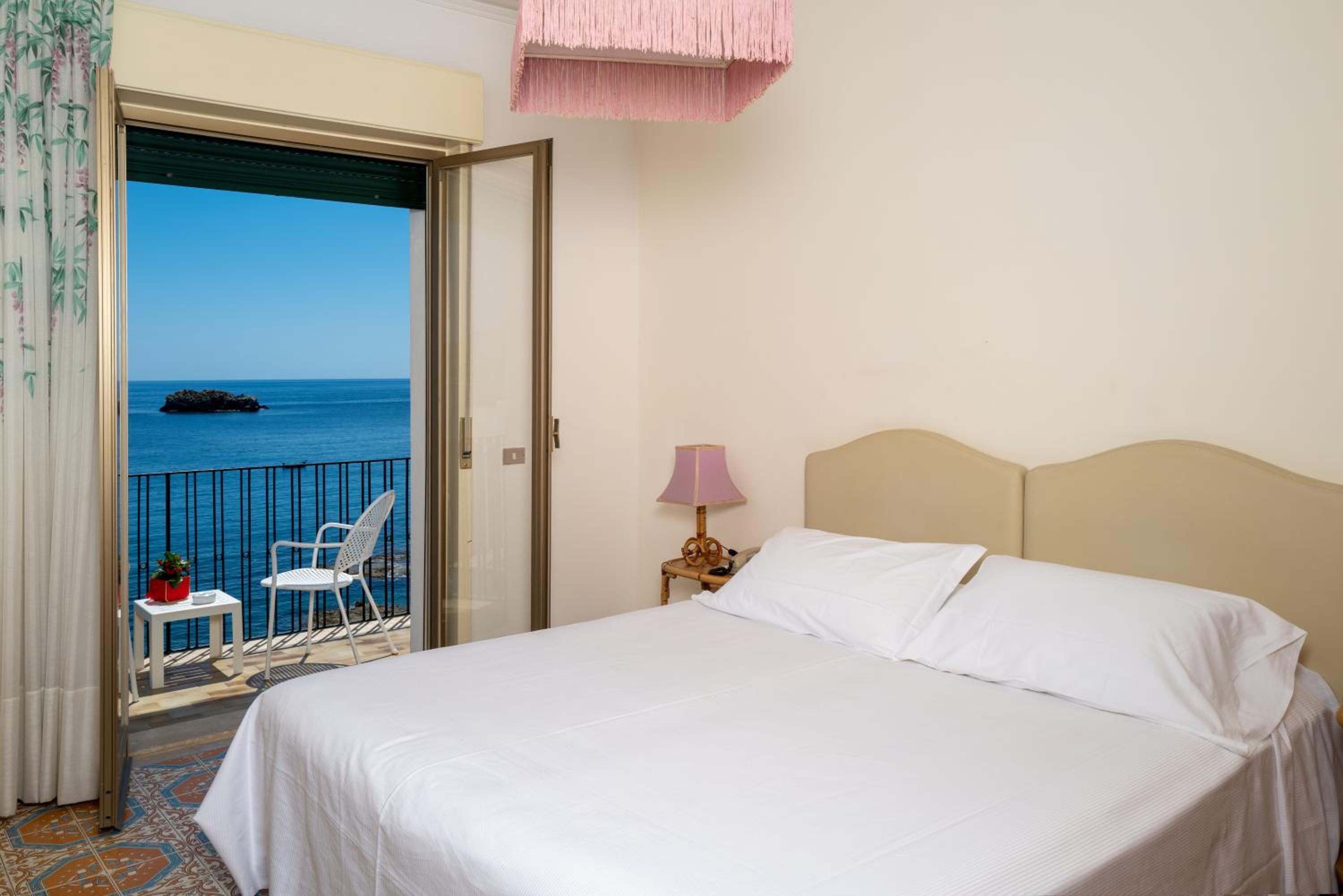 Double or Twin Room with Sea View - Photo 1