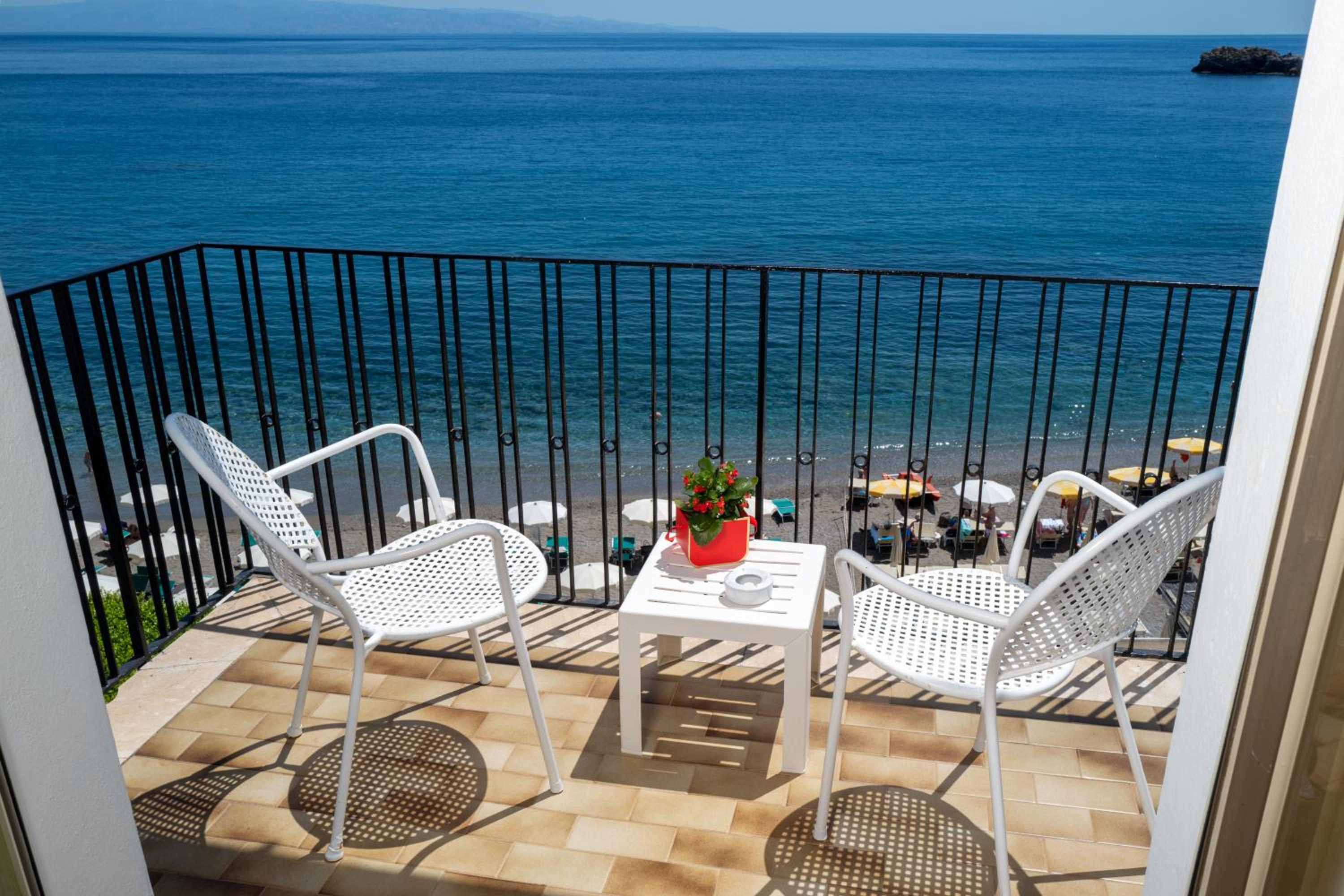 Double or Twin Room with Sea View - Photo 8