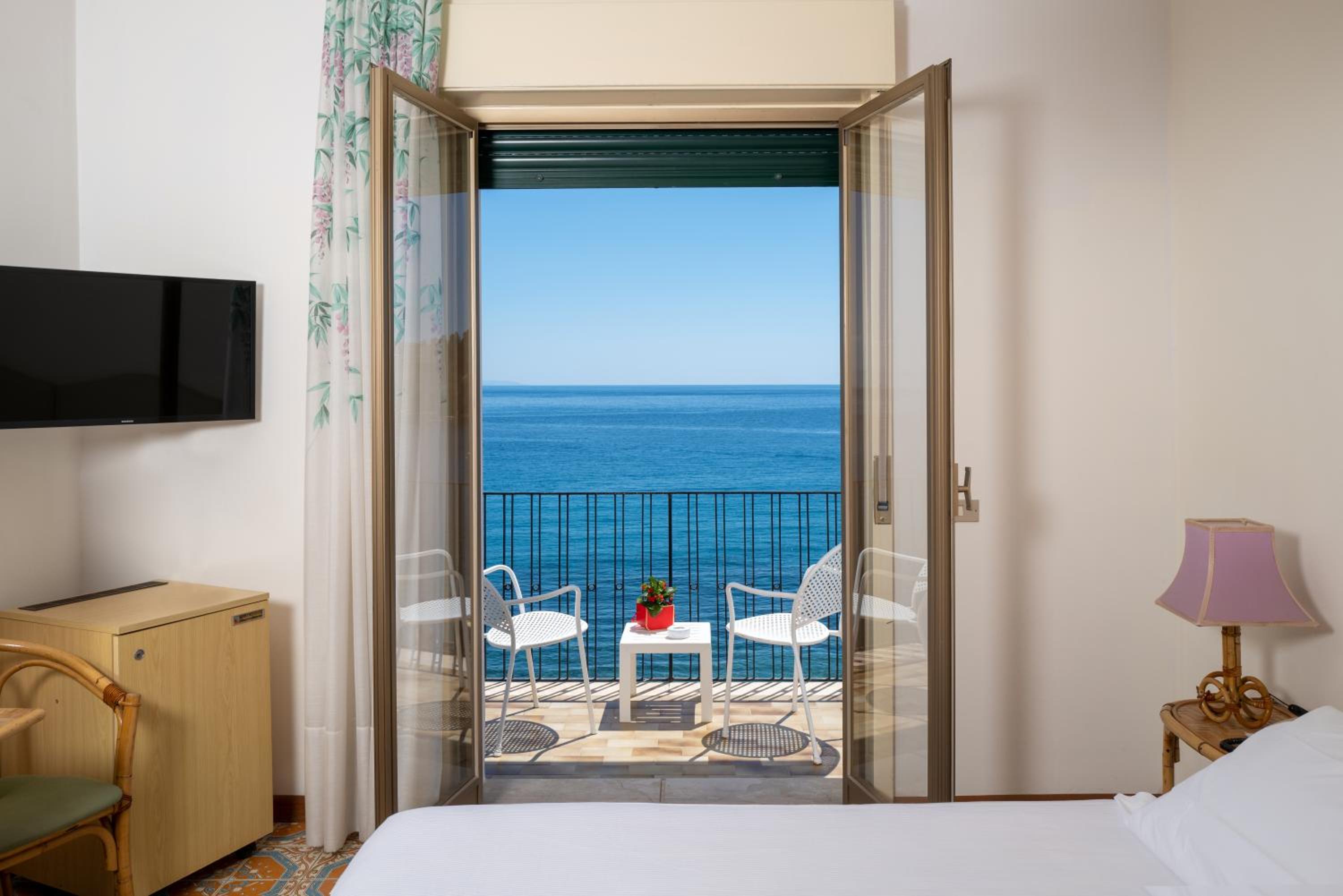 Double or Twin Room with Sea View - Photo 17