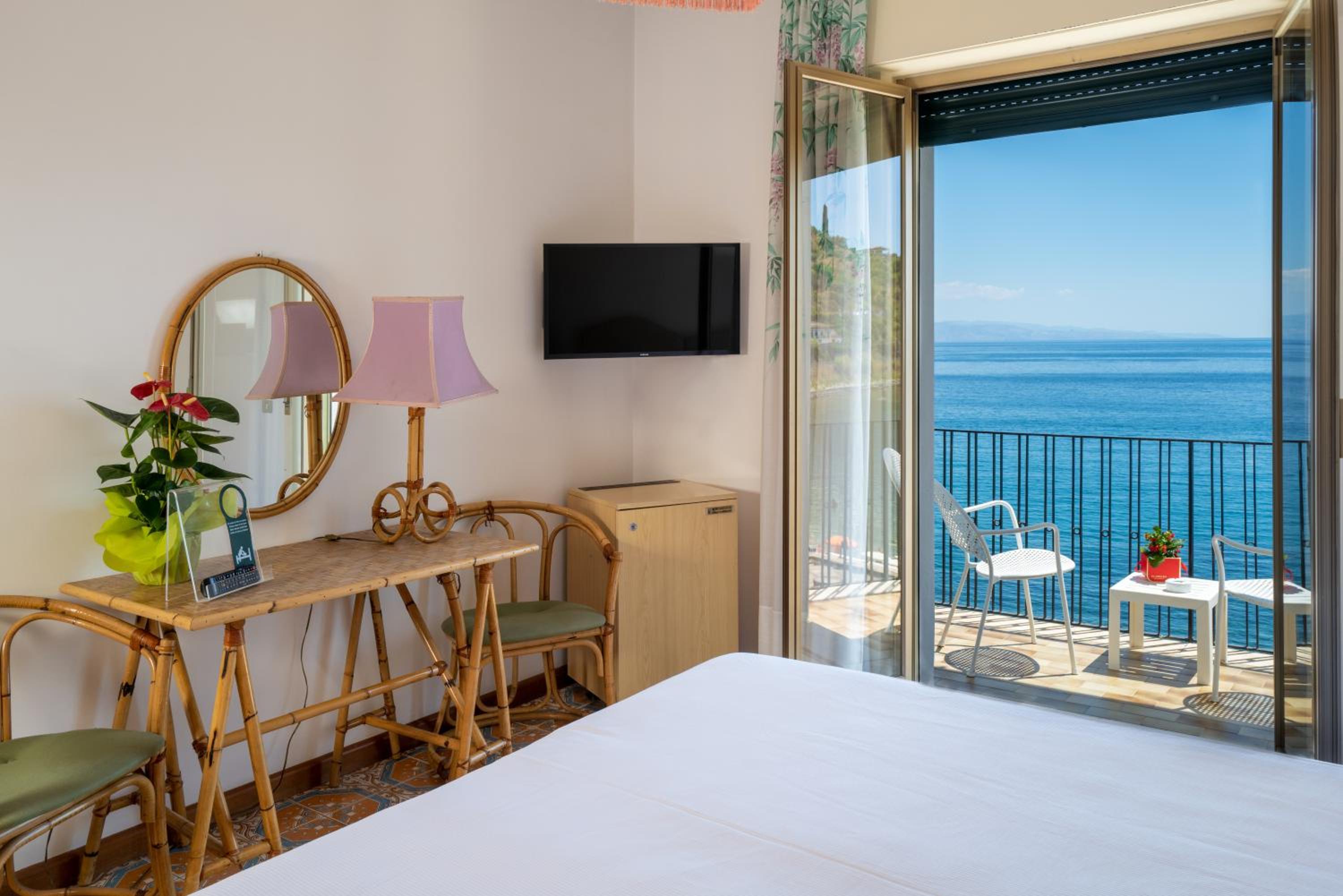 Double or Twin Room with Sea View - Photo 18