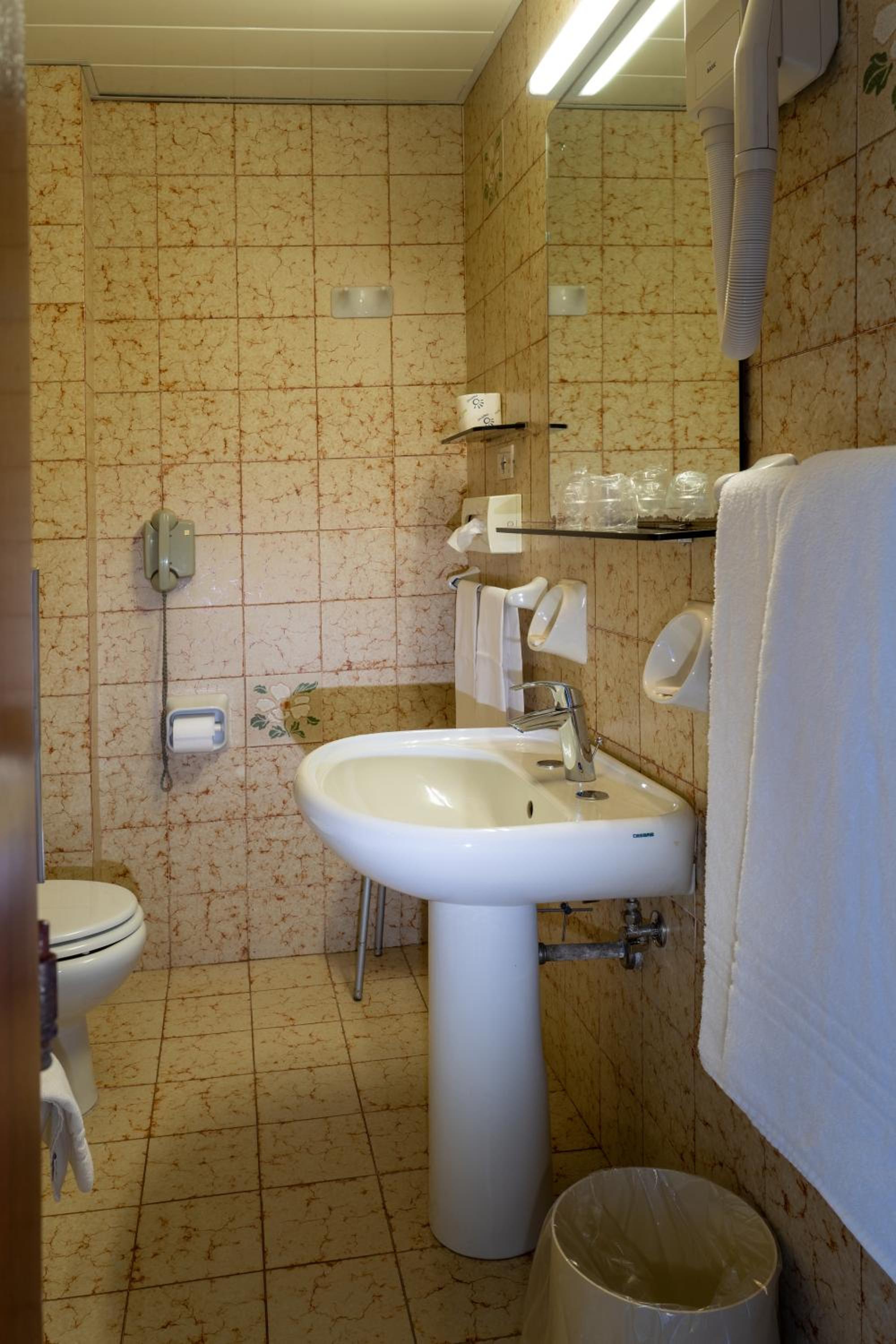 Double or Twin Room with Sea View - Photo 22