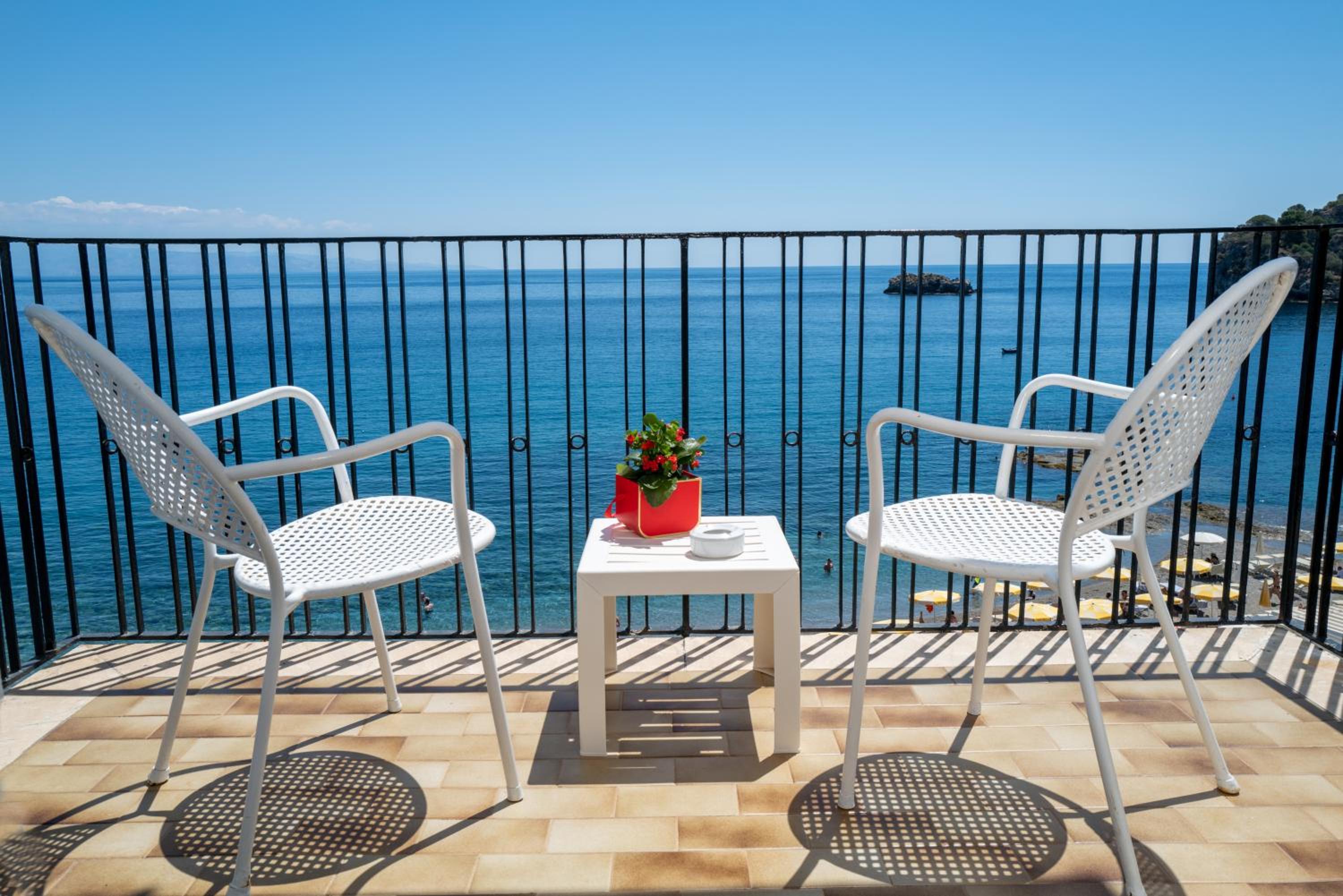 Double or Twin Room with Sea View - Photo 10