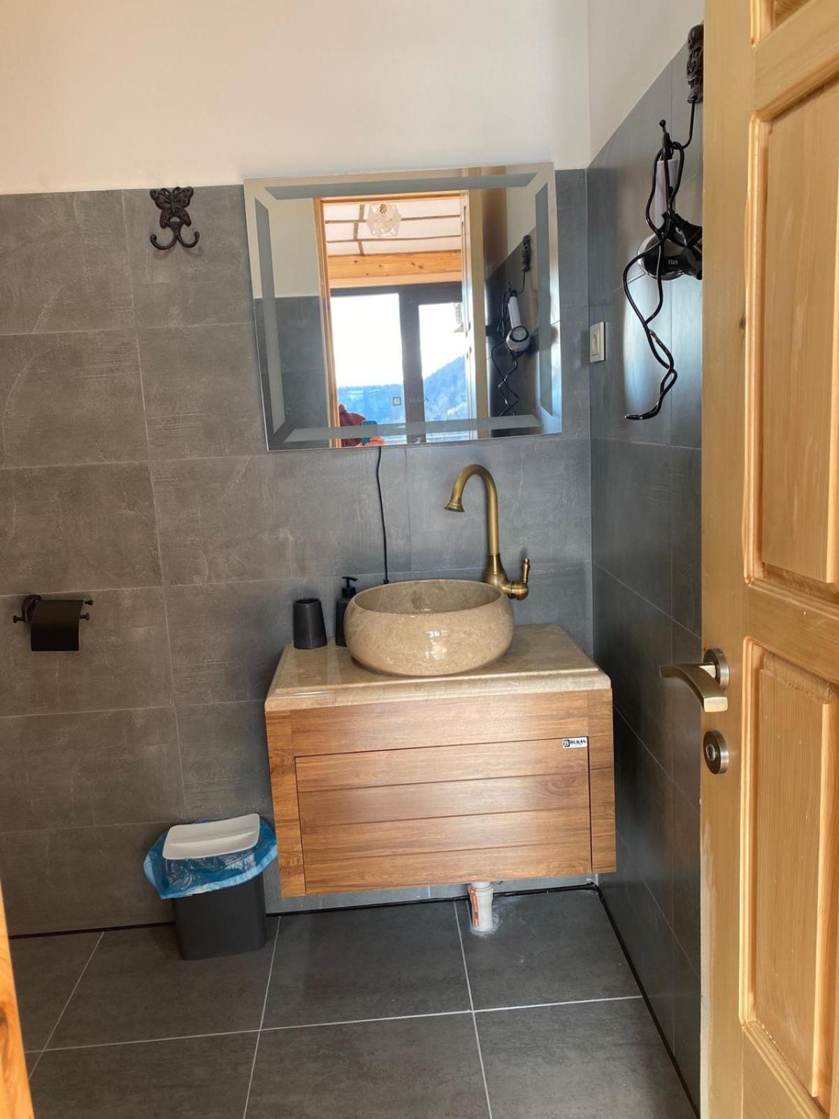 Standard Twin Room with Mountain View photo 2