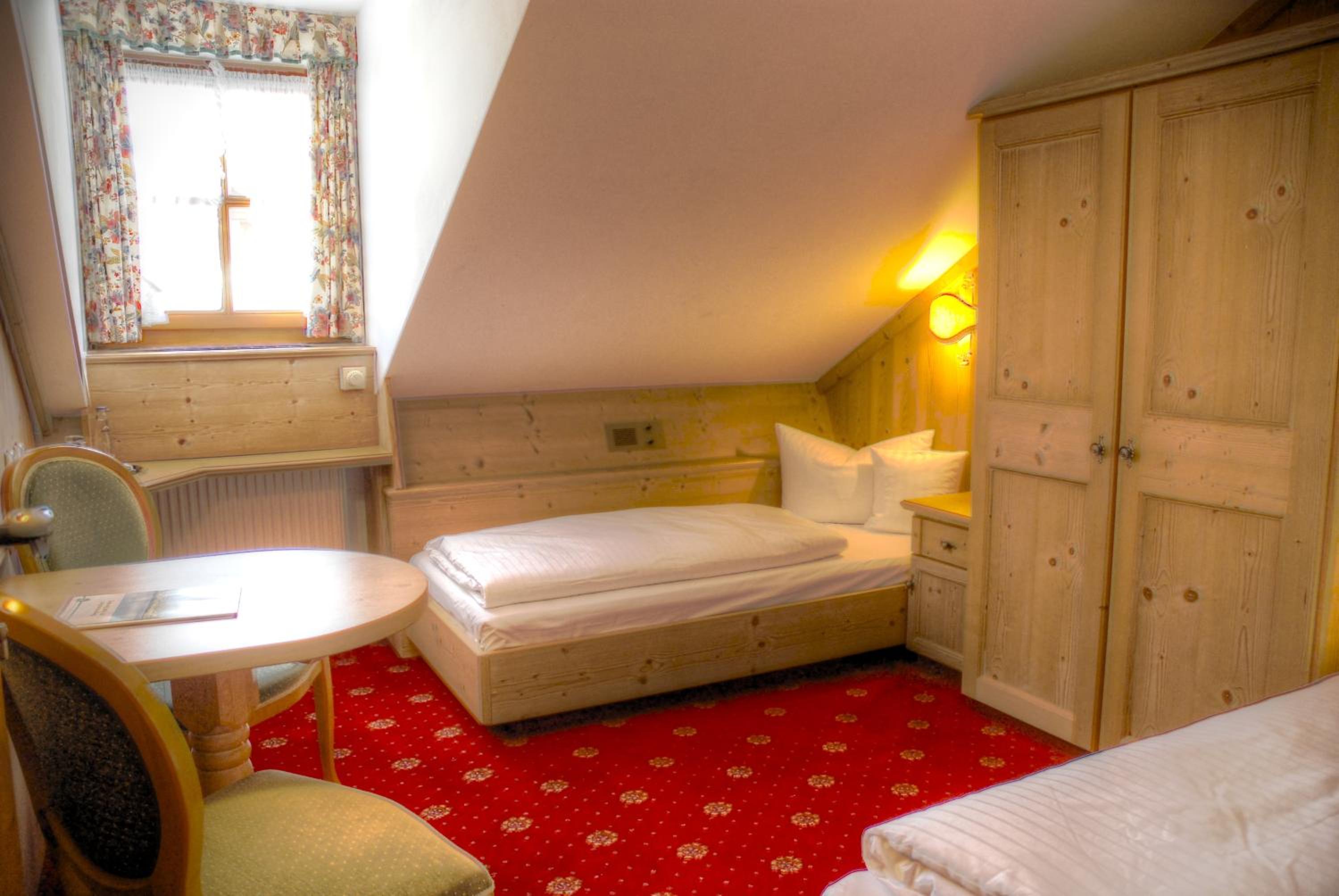 Twin Room - Photo 3