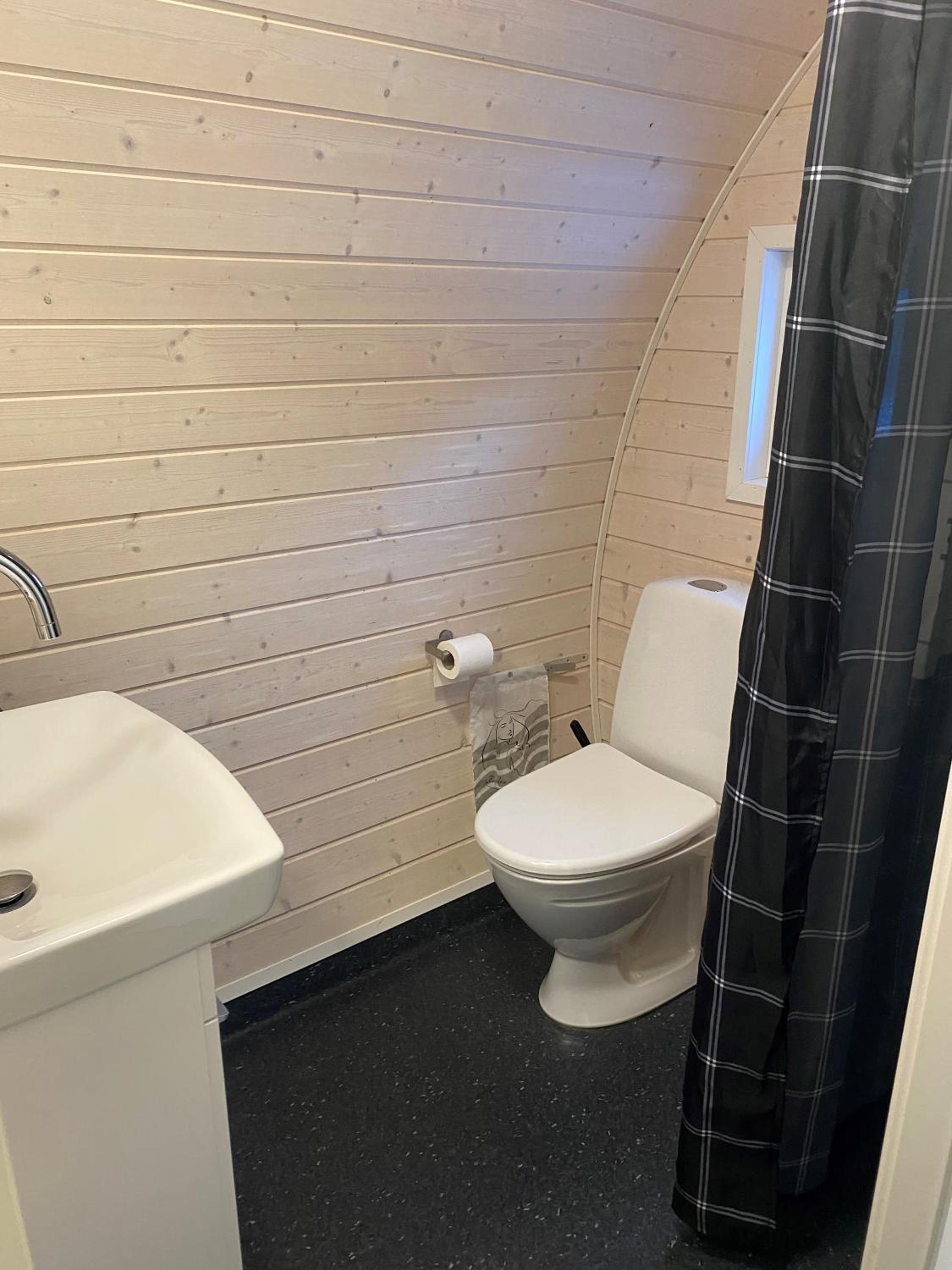Cottage with Shower - Photo 5