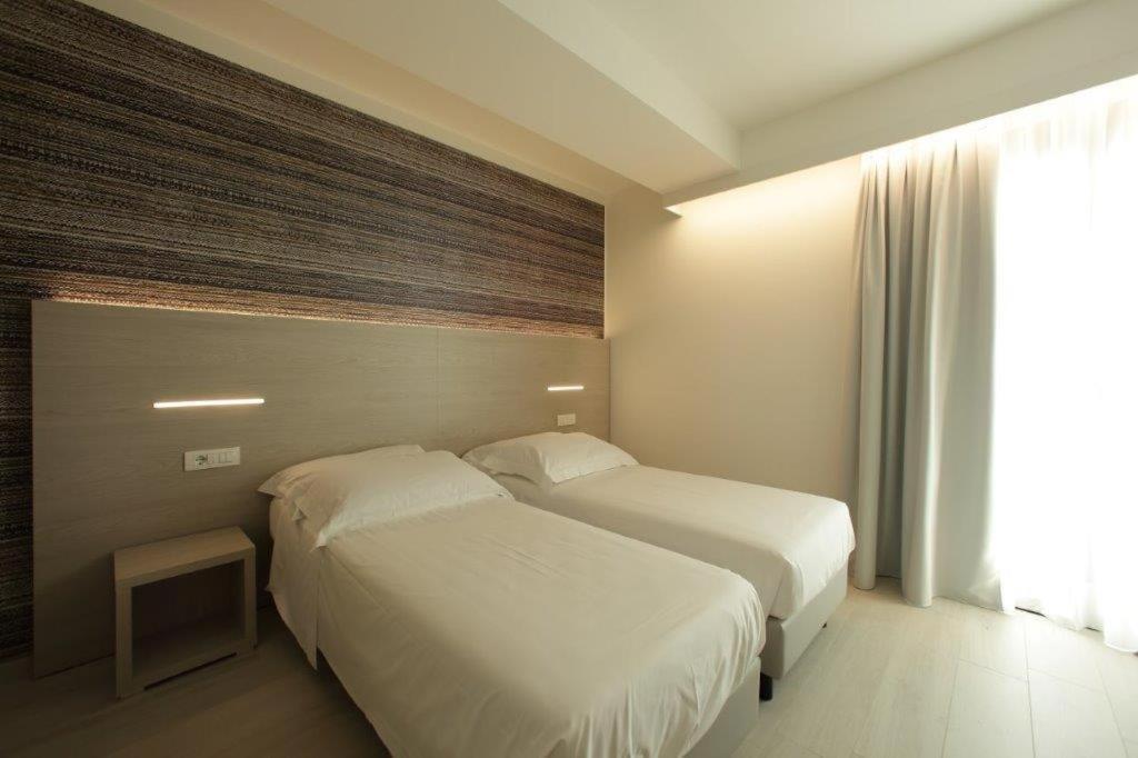 Double or Twin Room with Partial lake view - Photo 3