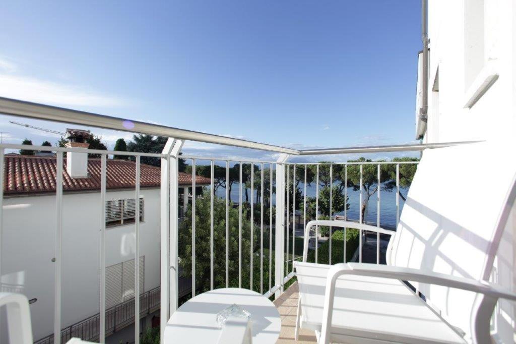 Double or Twin Room with Partial lake view - Photo 2