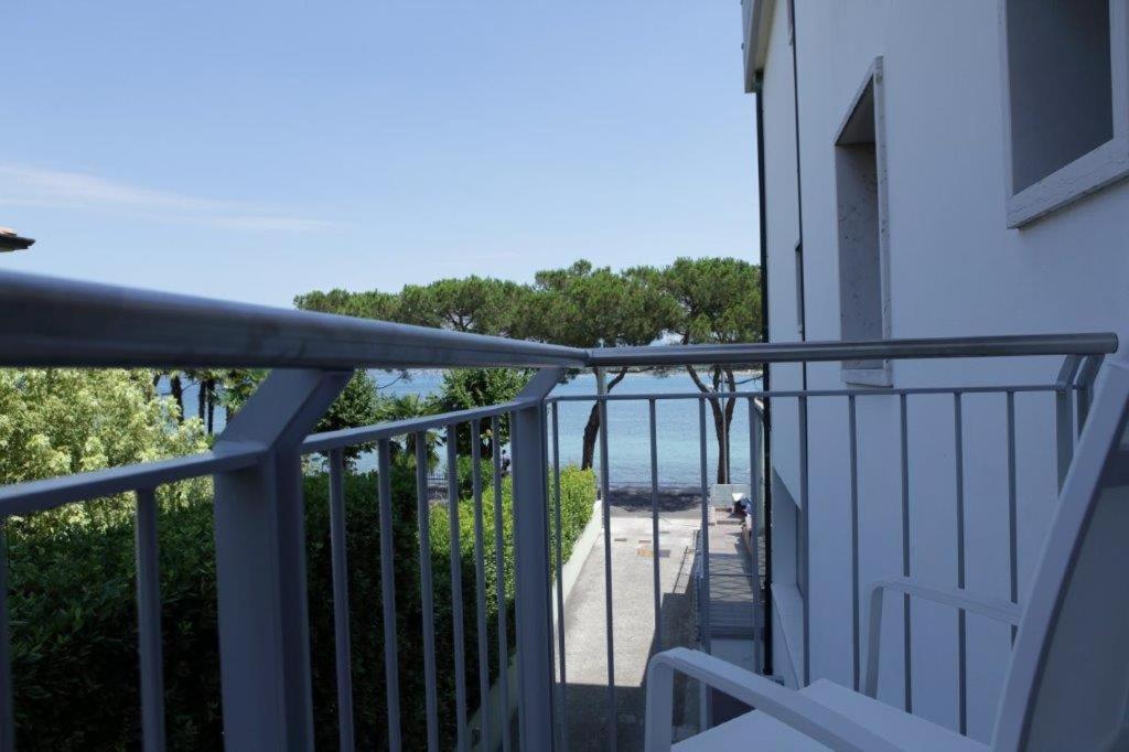 Double or Twin Room with Partial lake view - Photo 4