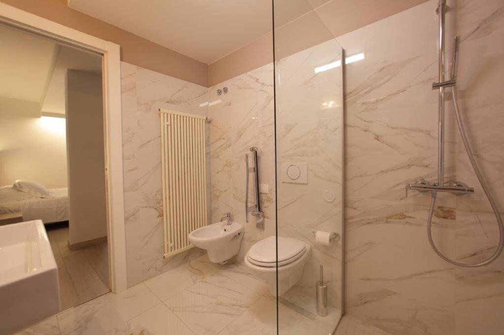 Double or Twin Room with Partial lake view - Photo 5