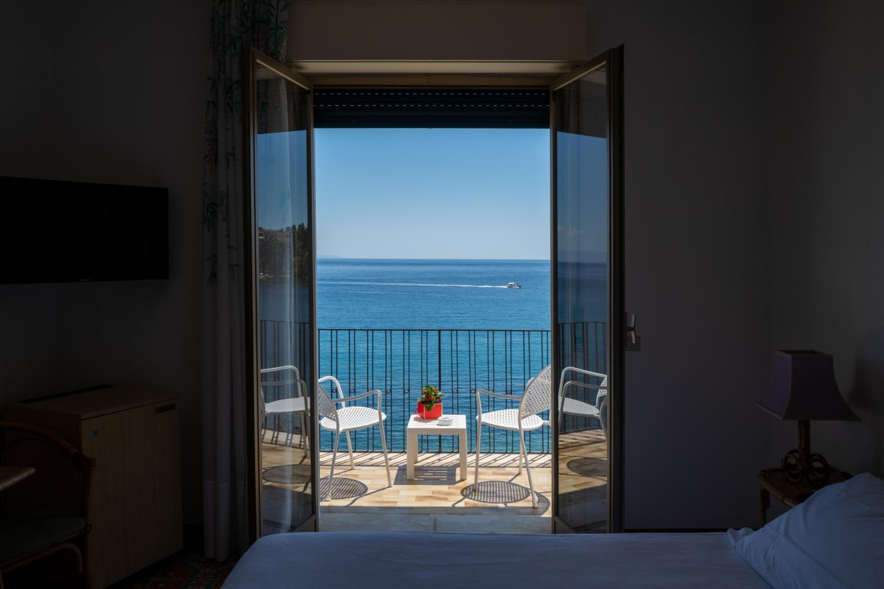 Double or Twin Room with Sea View - Photo 4