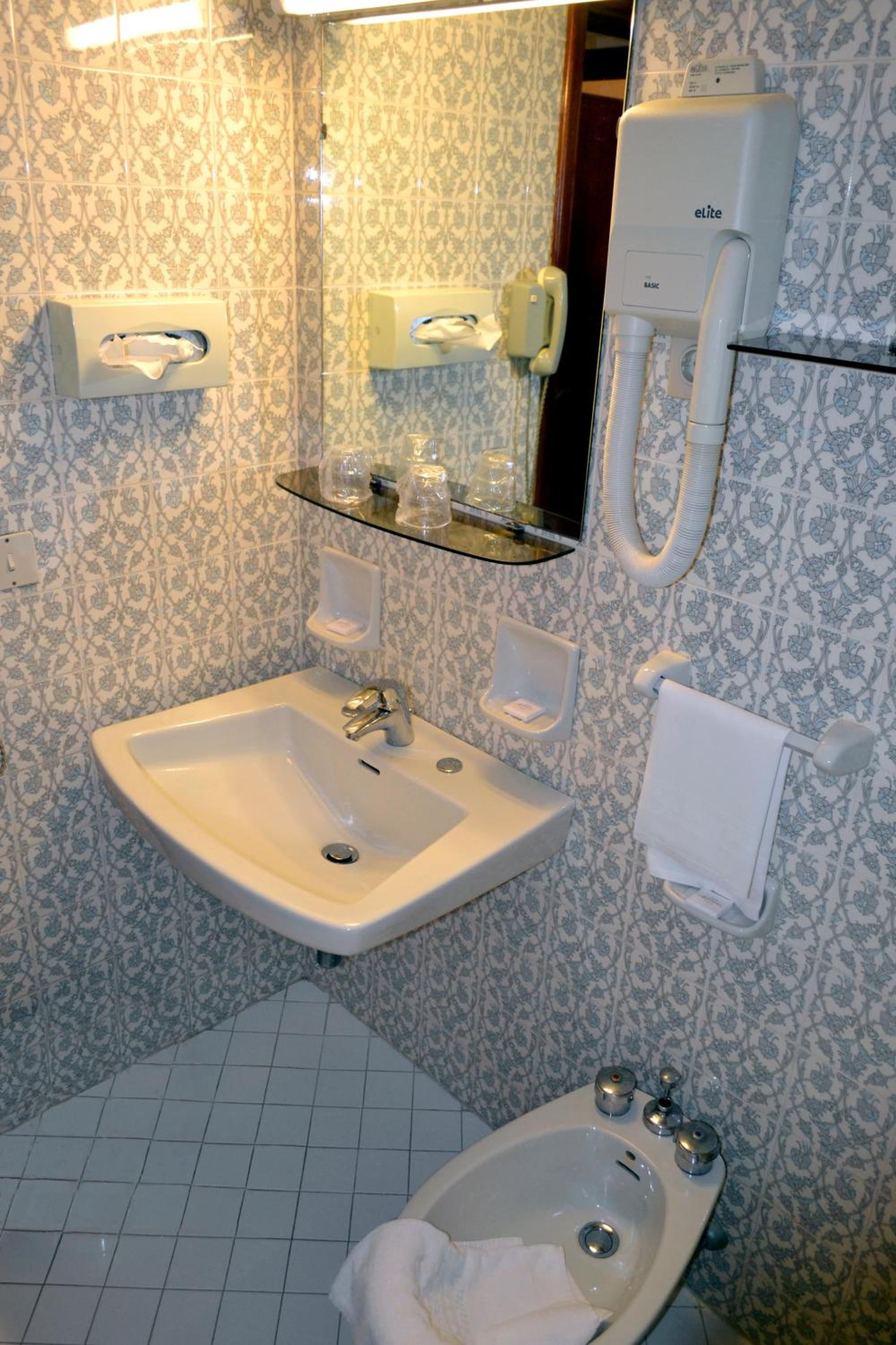 Double or Twin Room with Sea View - Photo 21