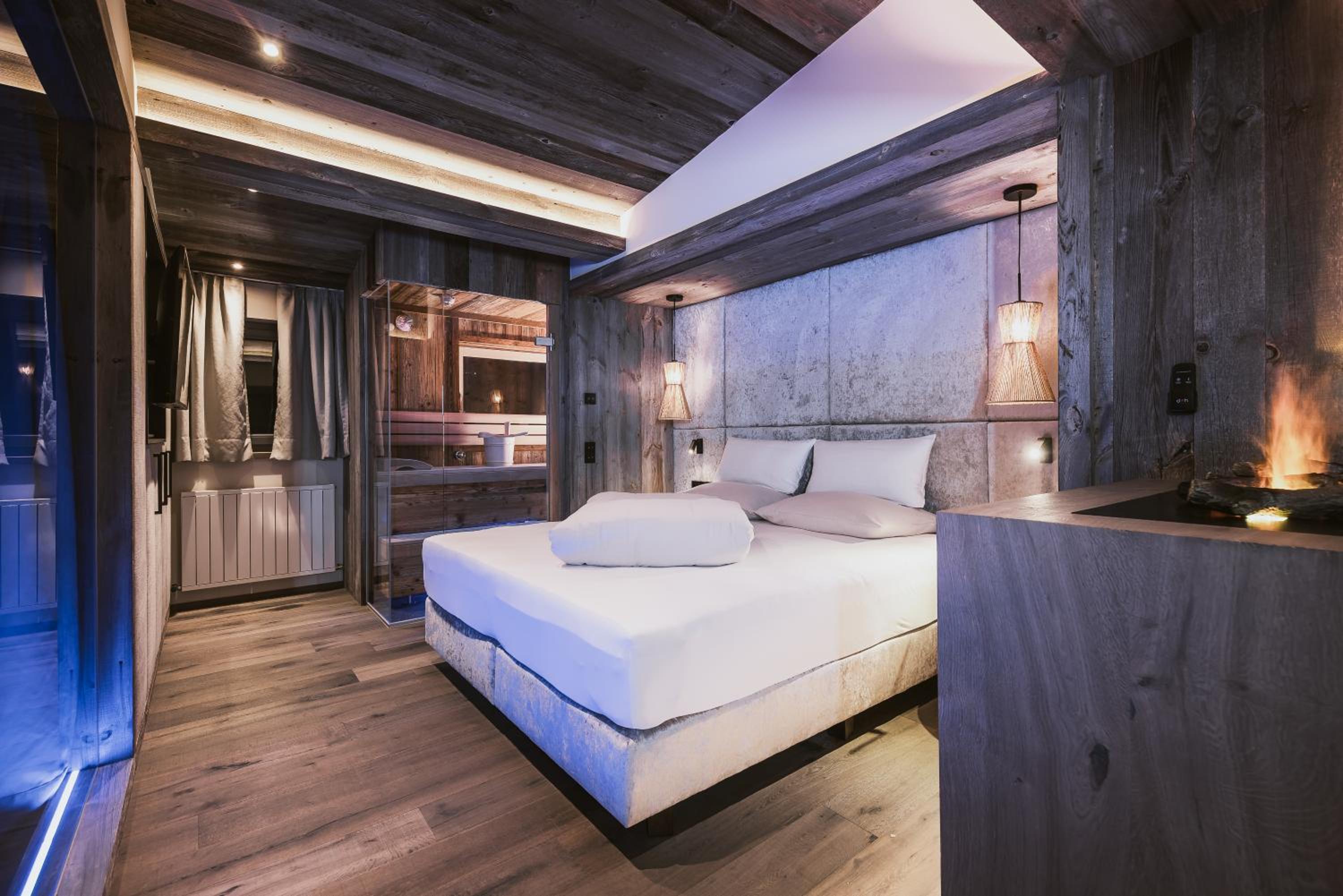 Deluxe Suite with Sauna