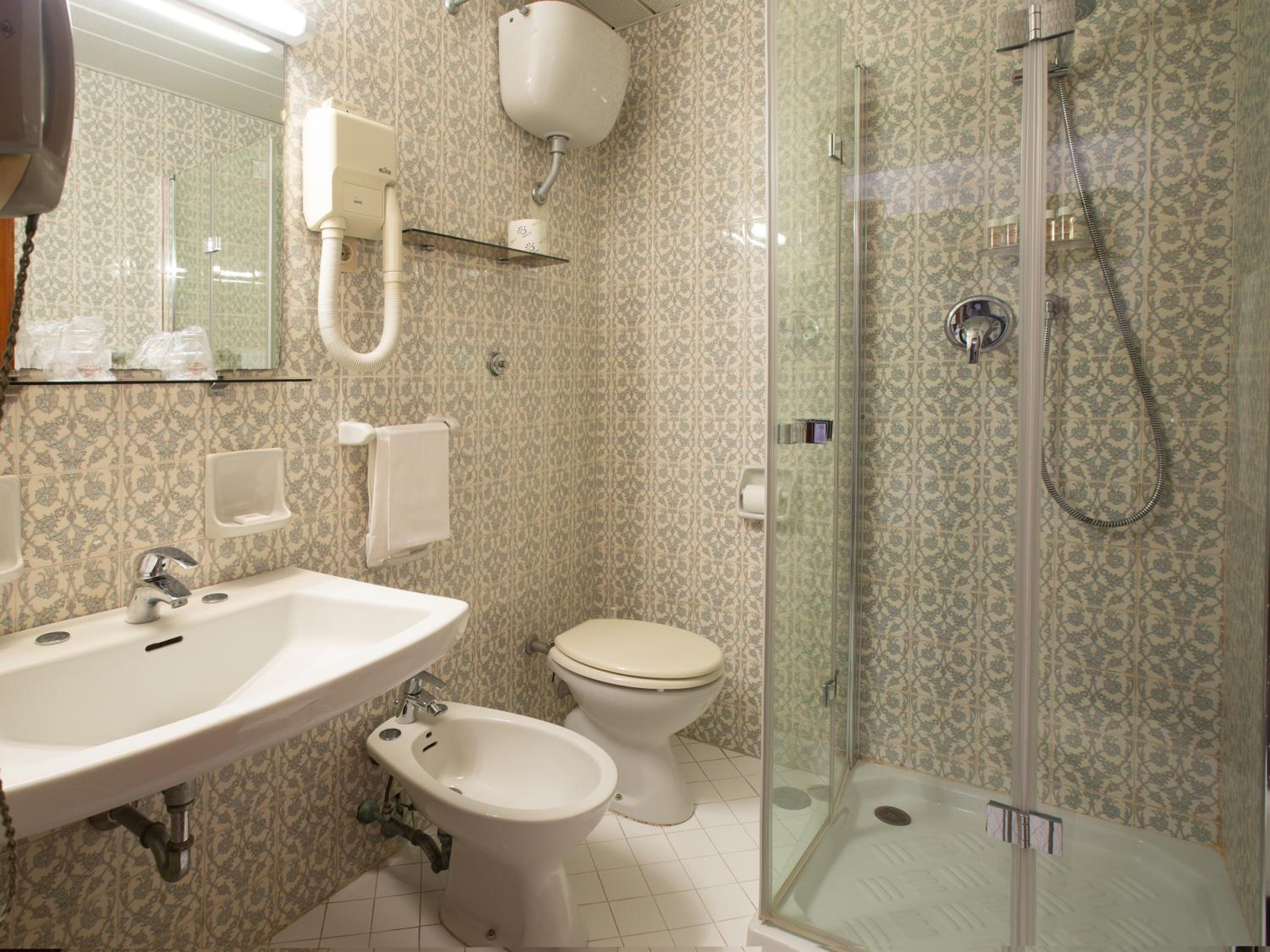 Economy Triple Room with Sea View - Photo 8