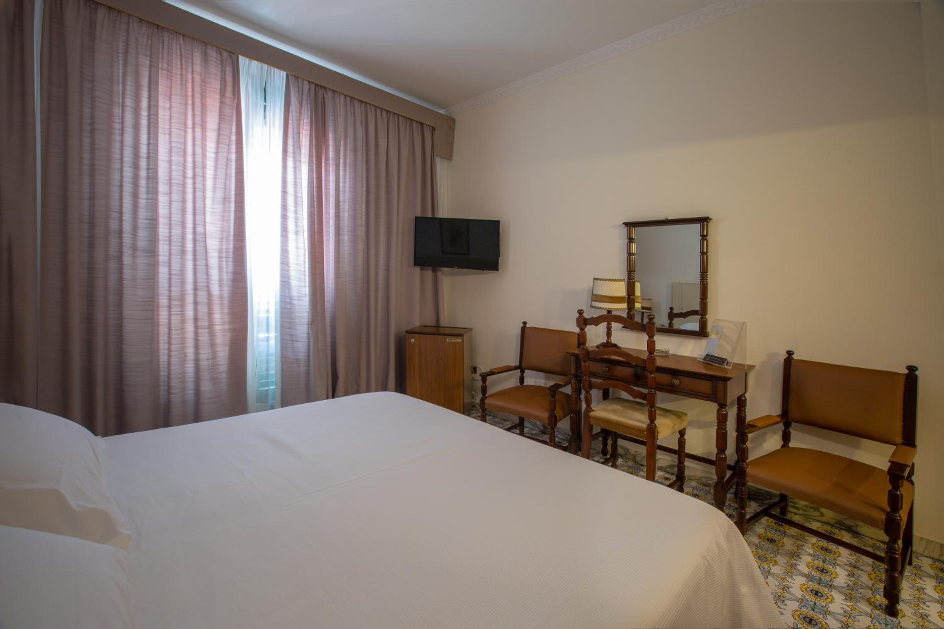 Standard Double or Twin Room with Sea View - Photo 20