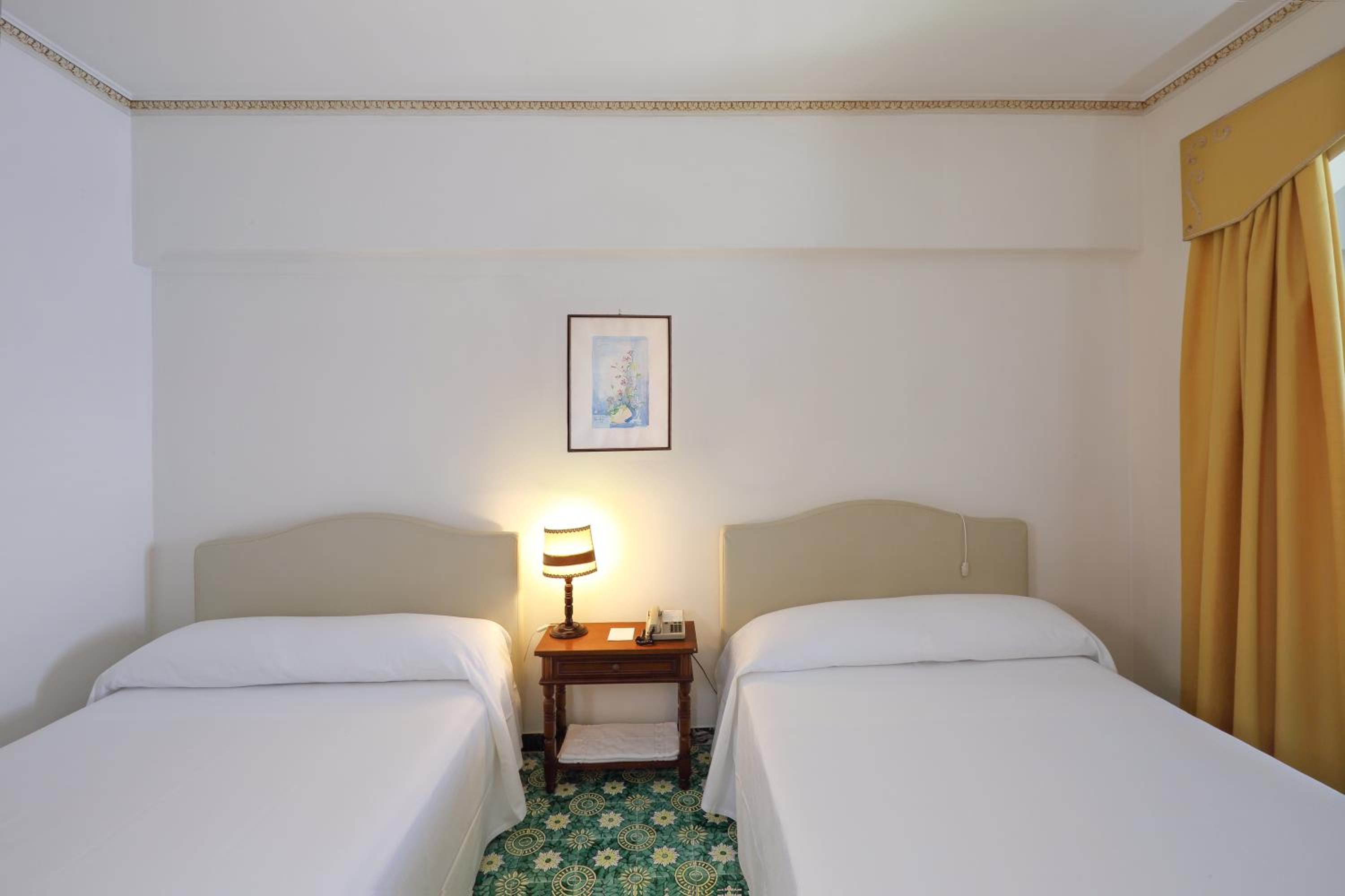 Standard Double or Twin Room with Sea View - Photo 16