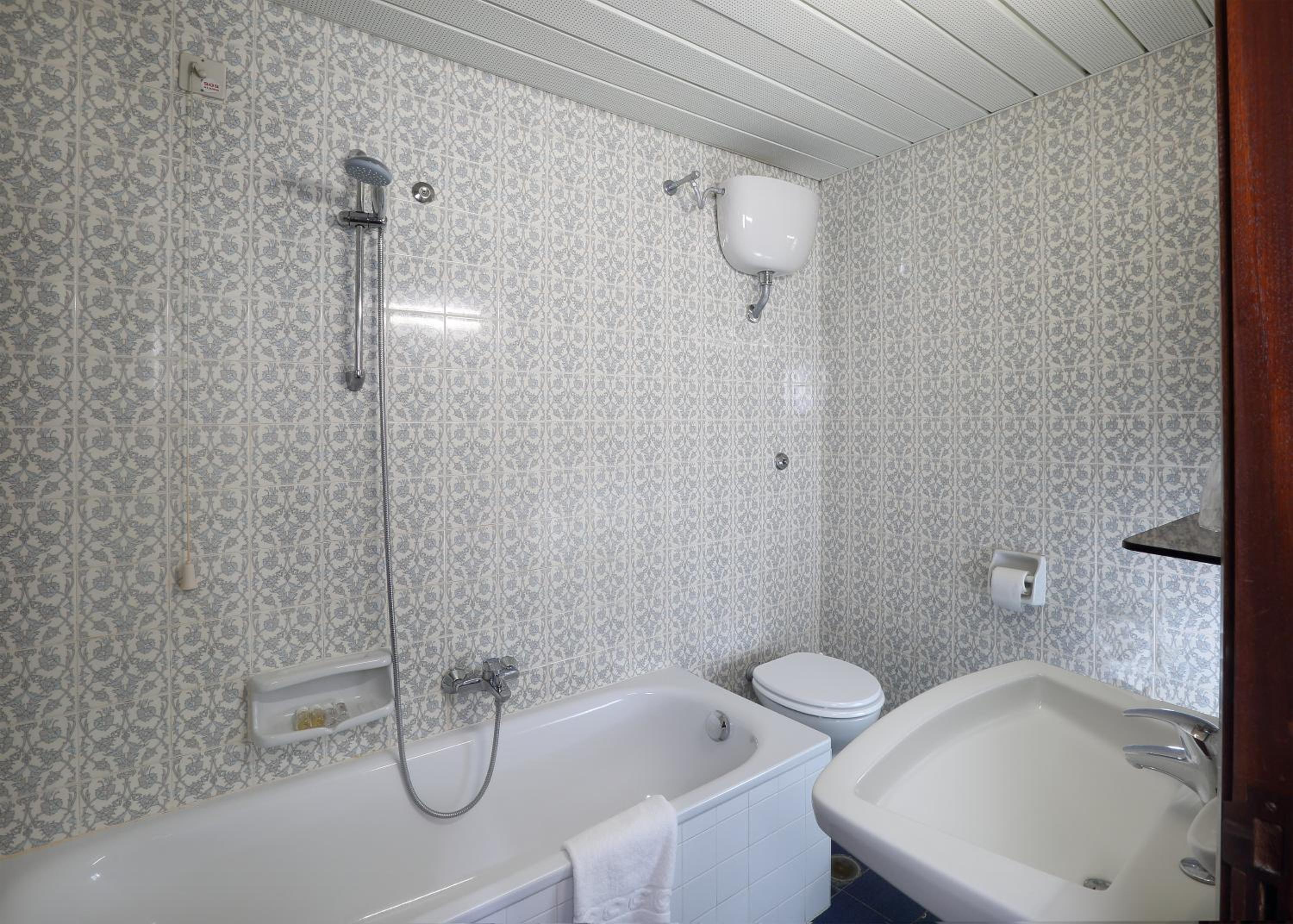 Economy Triple Room with Sea View - Photo 19