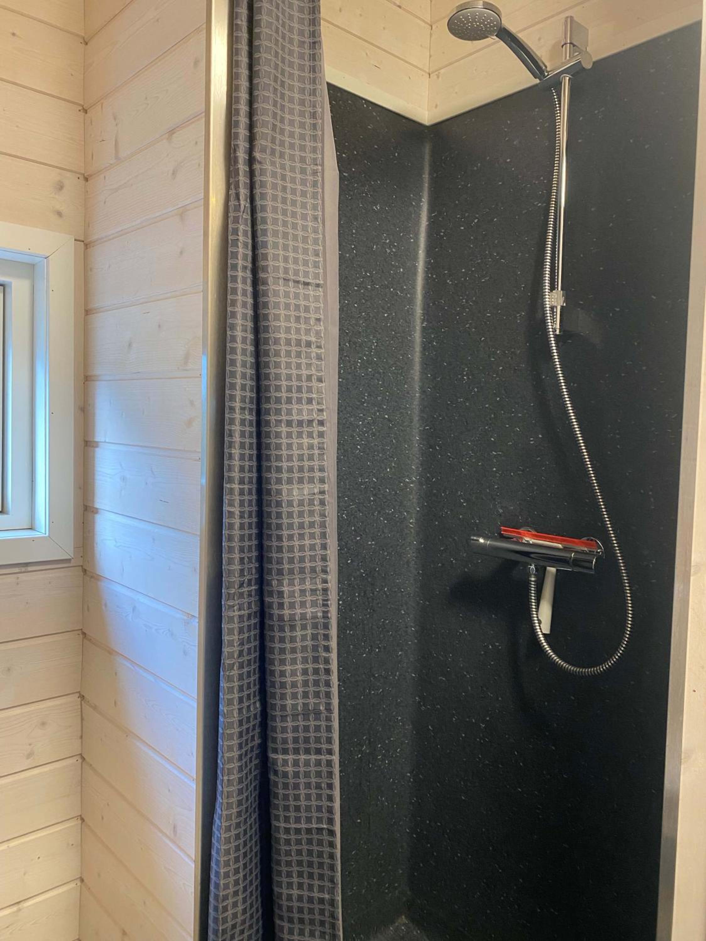 Cottage with Shower - Photo 9
