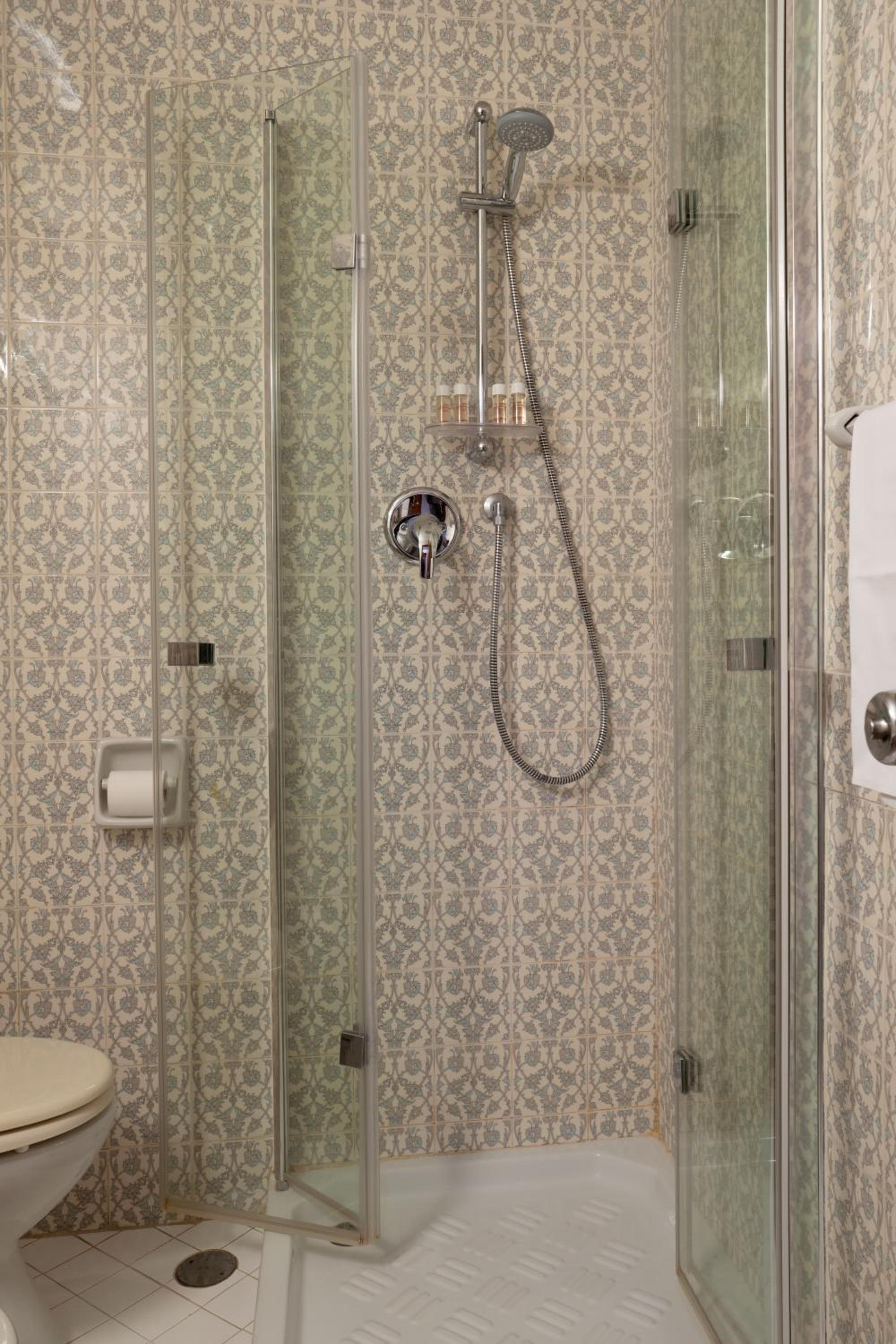 Economy Triple Room with Sea View - Photo 12