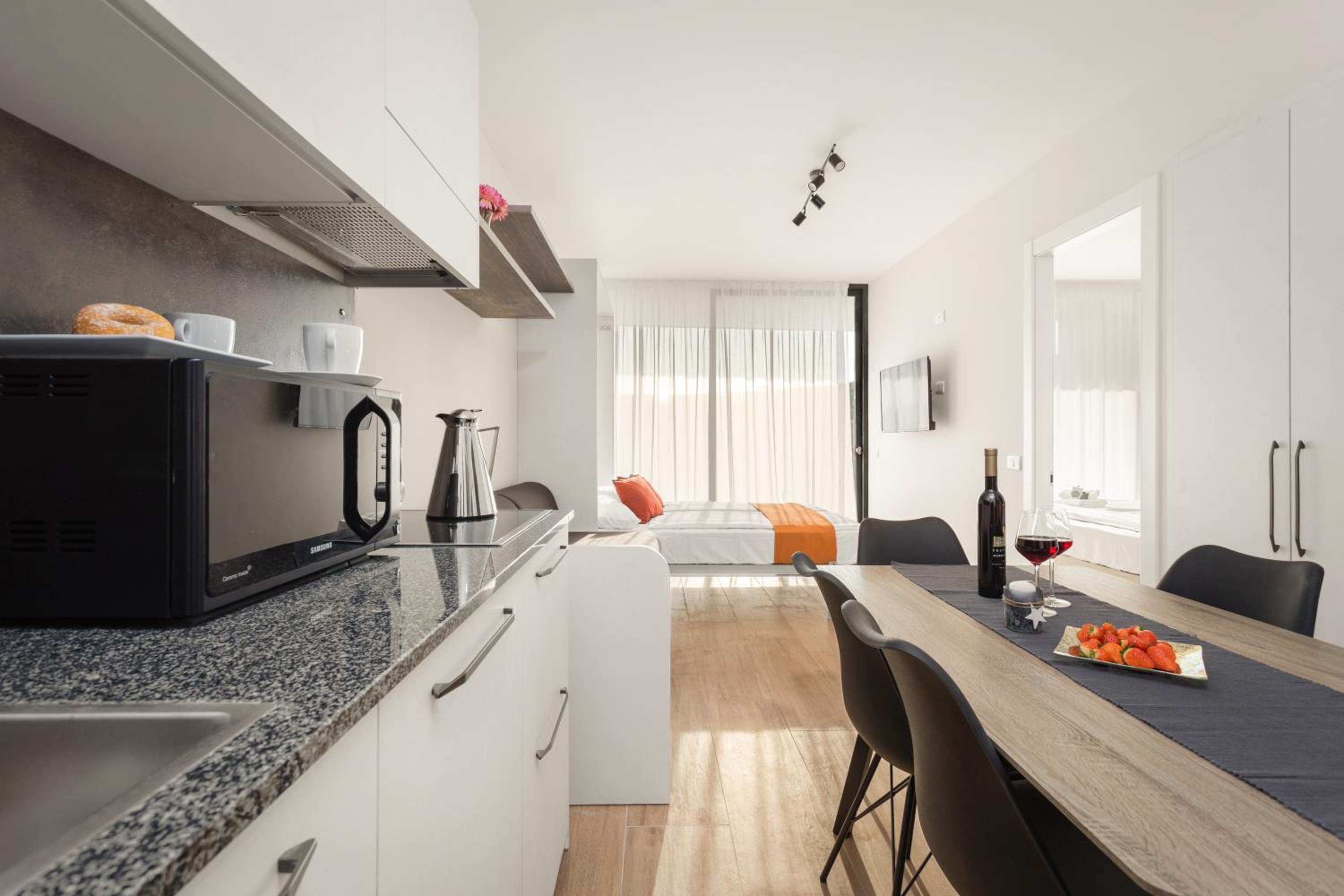 Two-Bedroom Apartment with Balcony and Pool Side (6 people)