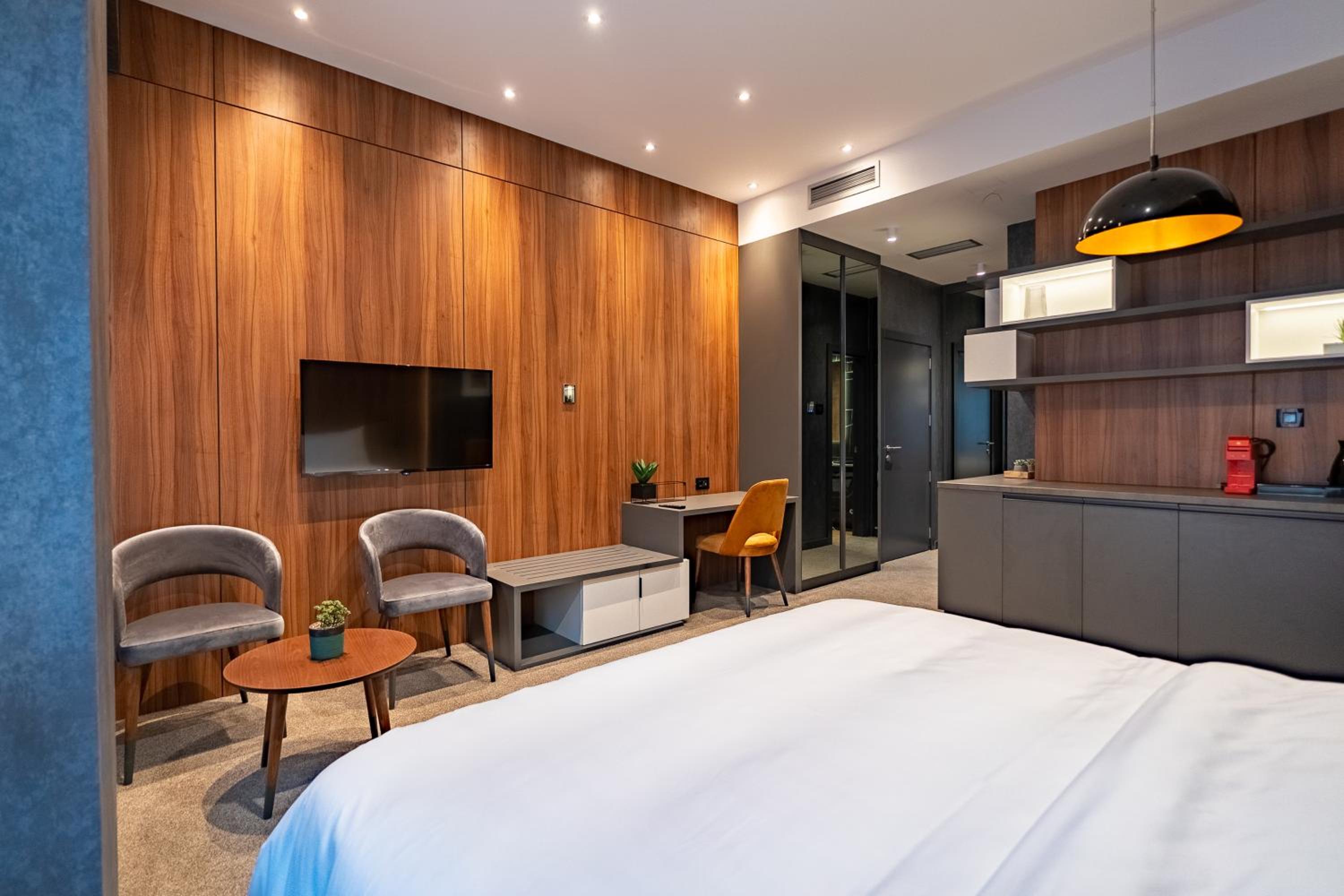Superior King Room - Photo 5