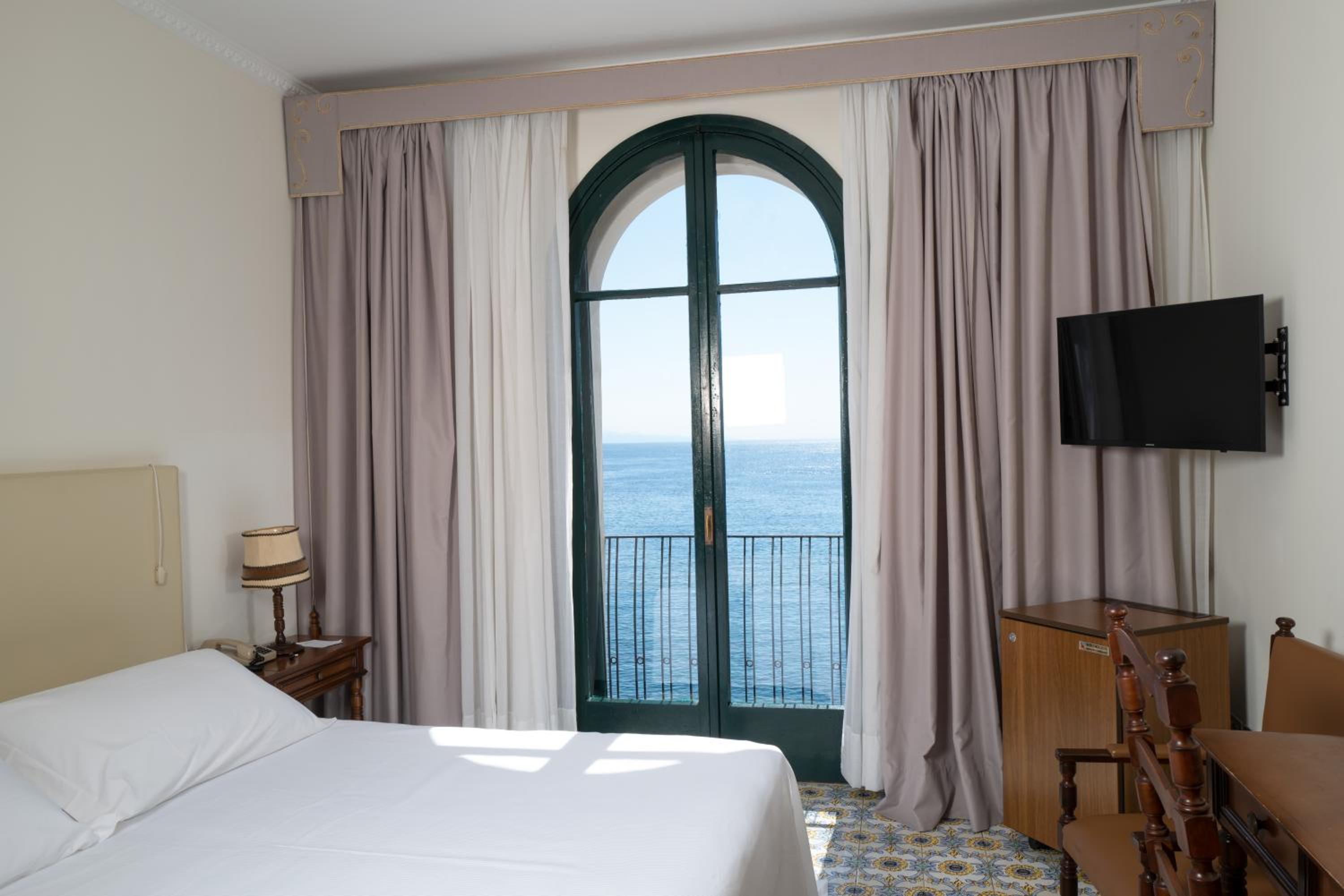 Standard Double or Twin Room with Sea View - Photo 10