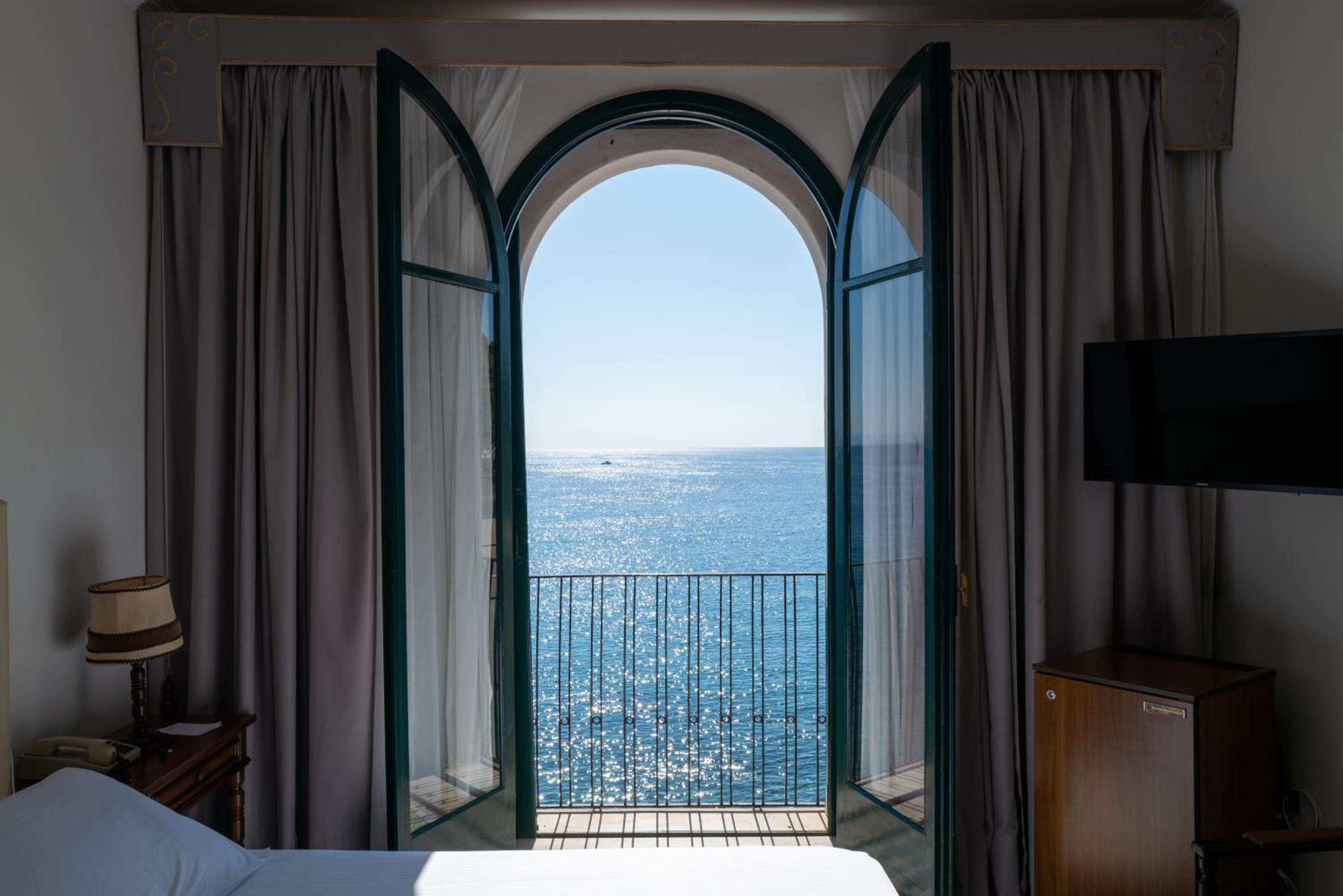 Standard Double or Twin Room with Sea View - Photo 9